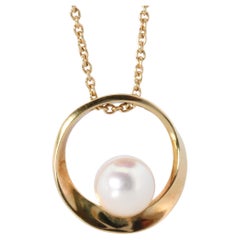 Colgante Mikimoto. Collar vintage de perlas Mikimoto de oro amarillo de 18k corona