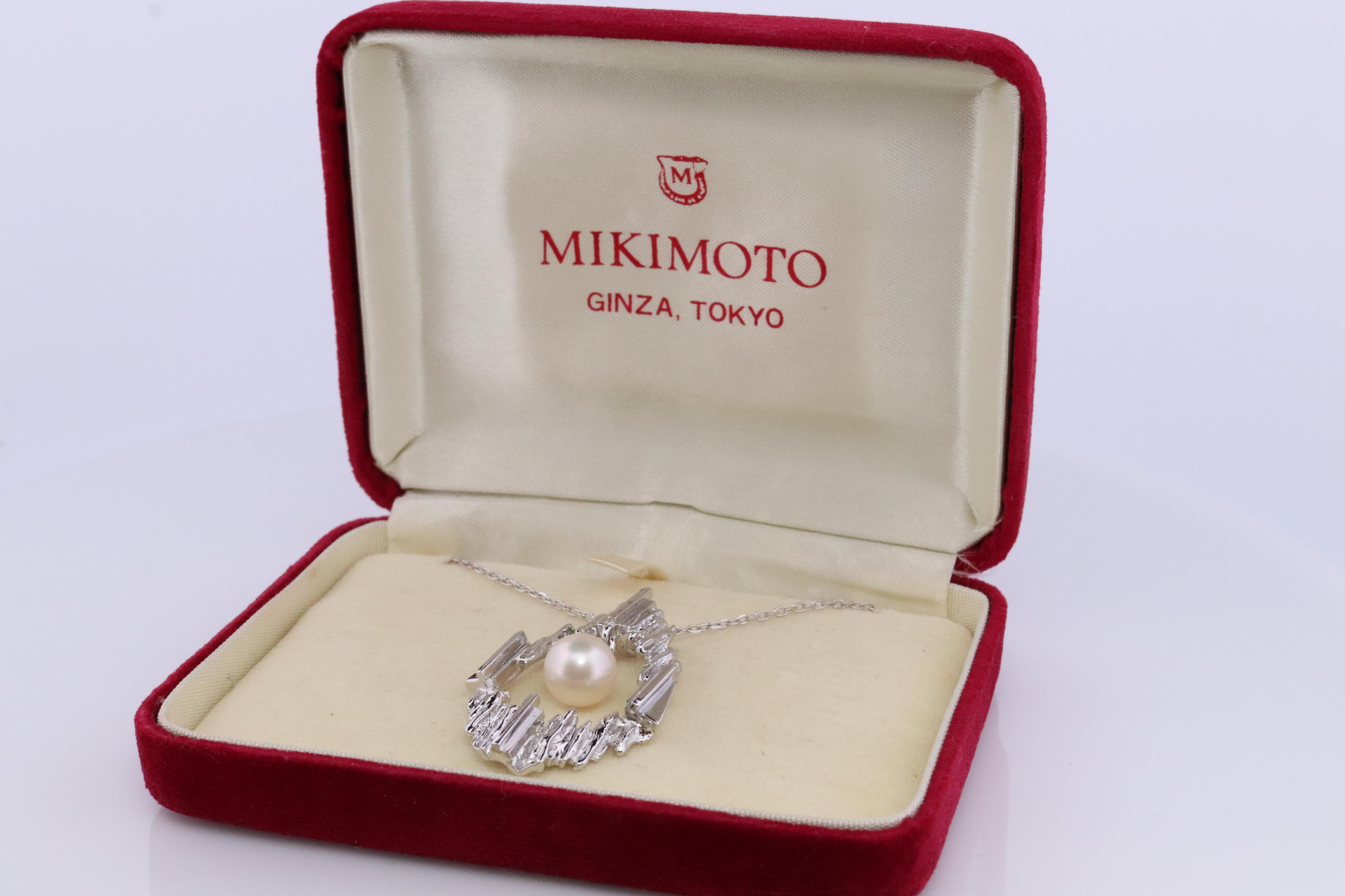 Un ajout étonnant à votre collection. Très rare

MIKIMOTO - Pendentif et collier de perles abstraites enchevêtrées

Le pendentif est en argent sterling et la chaîne en or blanc 18 carats.

Comprend la boîte originale de Mikimoto

Détails :
Chaîne de