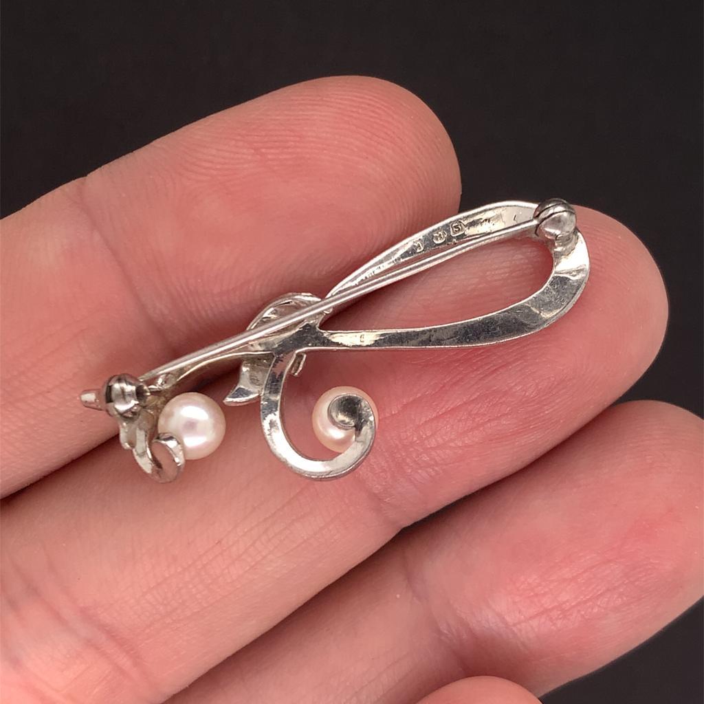 MIKIMOTO PIN BROOCH STERLING SILVER 3.12 GR 5 MM  PEARLS M136

This is a One of a Kind Unique Custom Made Glamorous Piece of Jewelry!

Nothing says, “I Love you” more than Diamonds and Pearls!

TRUSTED SELLER SINCE 2002
PLEASE SEE OUR HUNDREDS OF