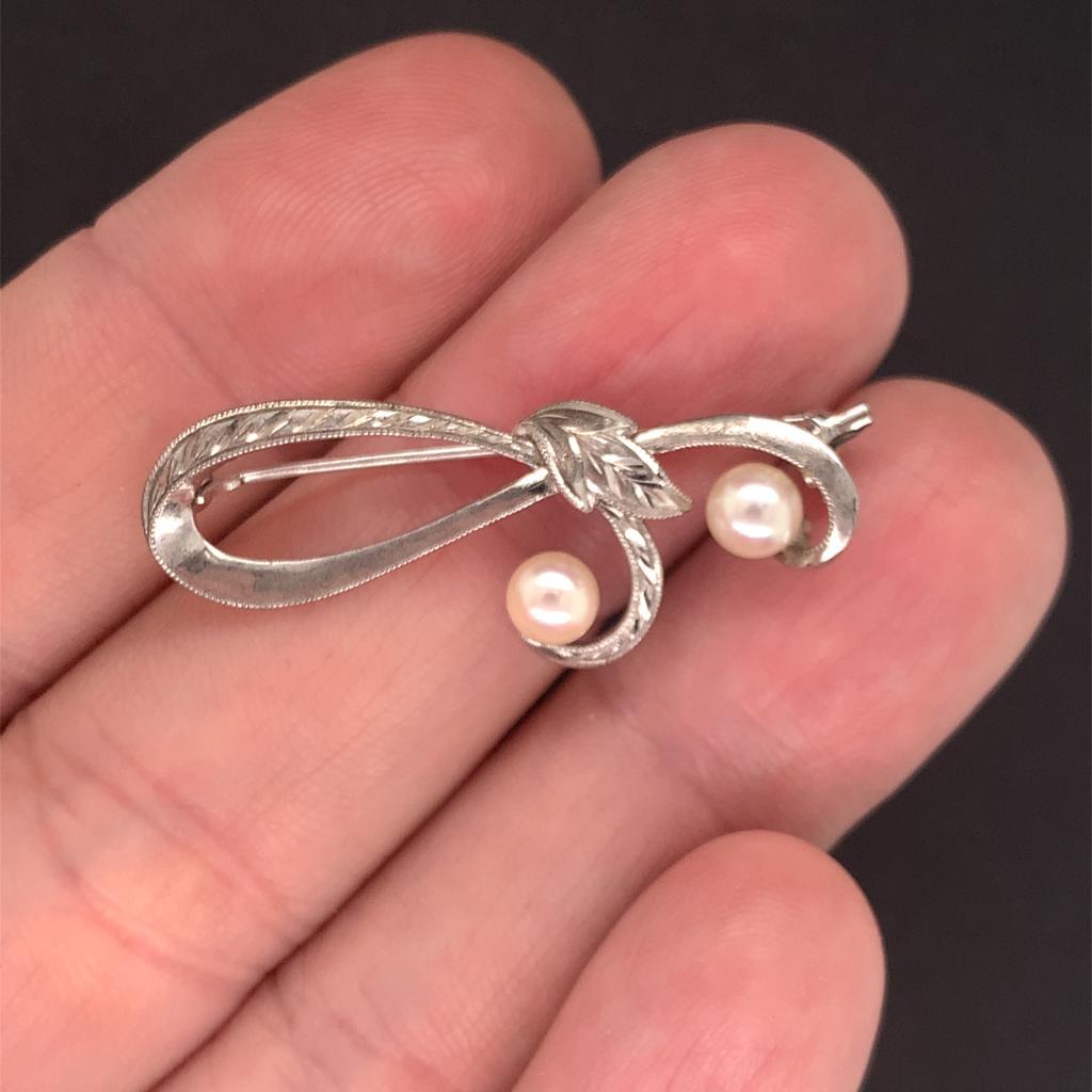 MIKIMOTO ESTATE PIN BROOCH STERLING SILVER 3.12 GR 5 mm PEARLS In Excellent Condition In Brooklyn, NY