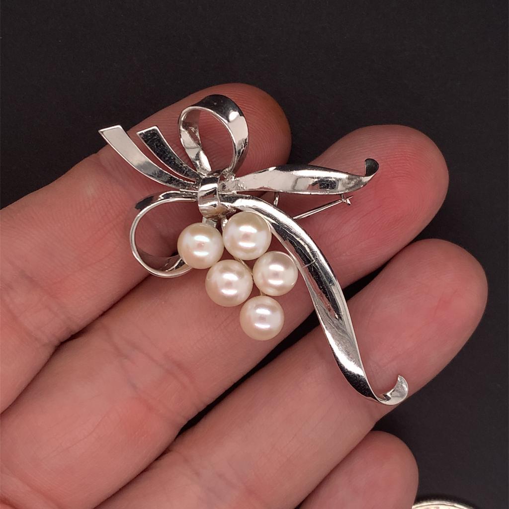 Mikimoto Broche en argent sterling avec perles de 7,44 carats Bon état à Brooklyn, NY