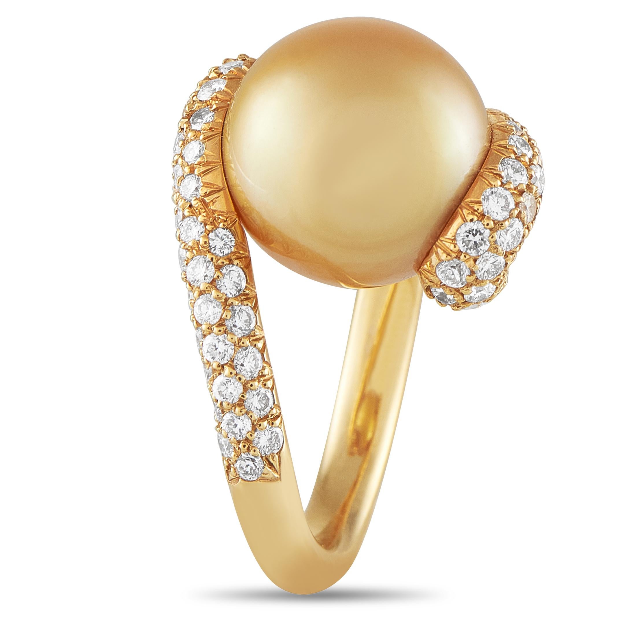 Eine 12,5 mm große goldene Zuchtperle schwebt mühelos zwischen zwei mit Diamanten besetzten Armen, die sich in einem zarten Bypass wölben. Die Kurven und Linien des Gelbgoldbandes ergänzen den goldenen Schimmer der Perle und ergeben ein Design, das