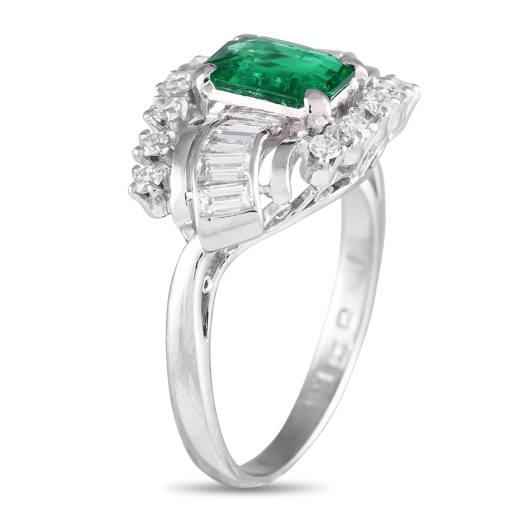 Ein schillernder Smaragd von 0,94 Karat verleiht der Mitte dieses exquisiten Mikimoto Rings einen Hauch von Farbe. Die aus schimmerndem Platin gefertigten Diamanten mit einem Gesamtgewicht von 0,65 Karat machen ihn zu einem unglaublichen Blickfang.