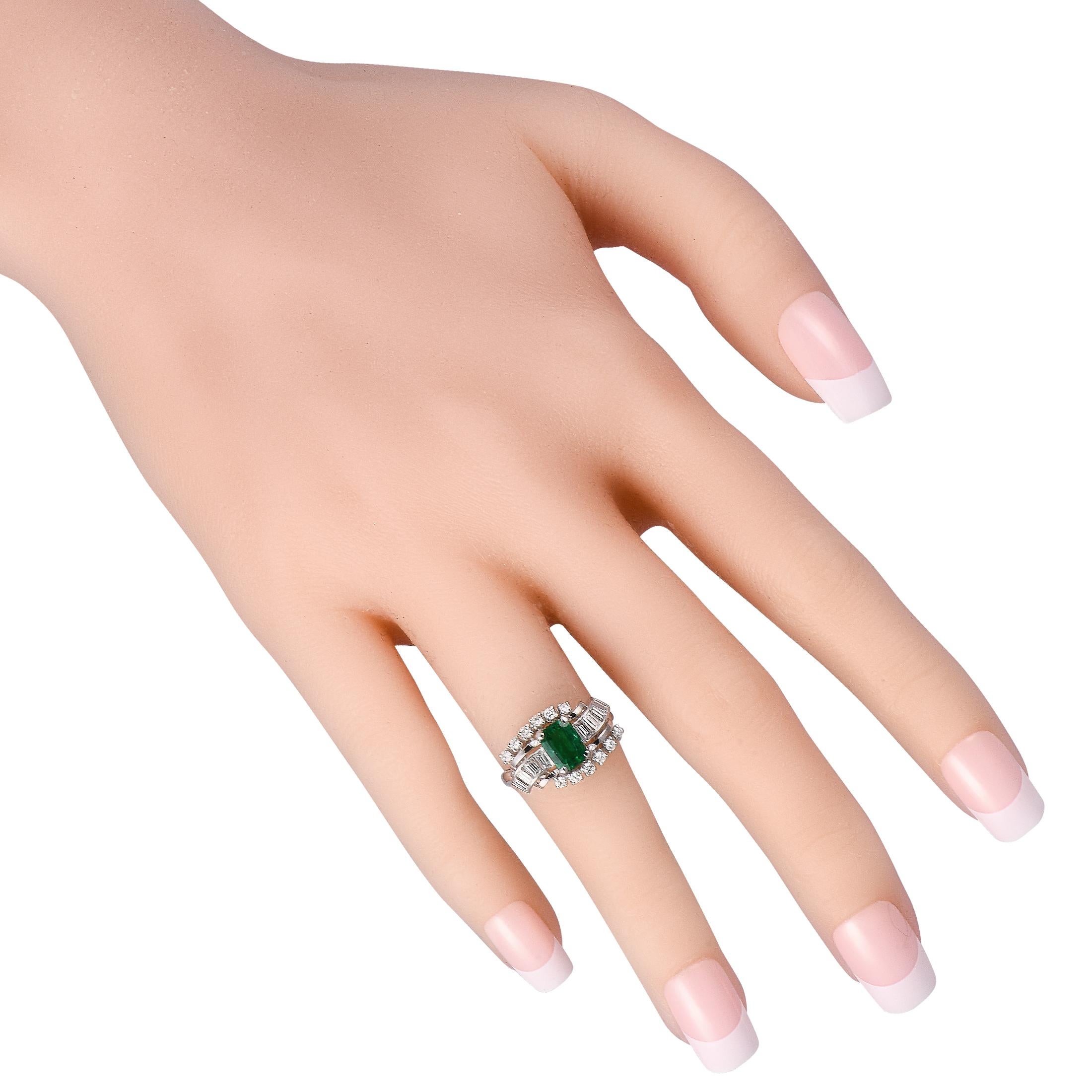 Mikimoto Platinring mit 0,65 Karat Diamant und Smaragd im Zustand „Hervorragend“ in Southampton, PA