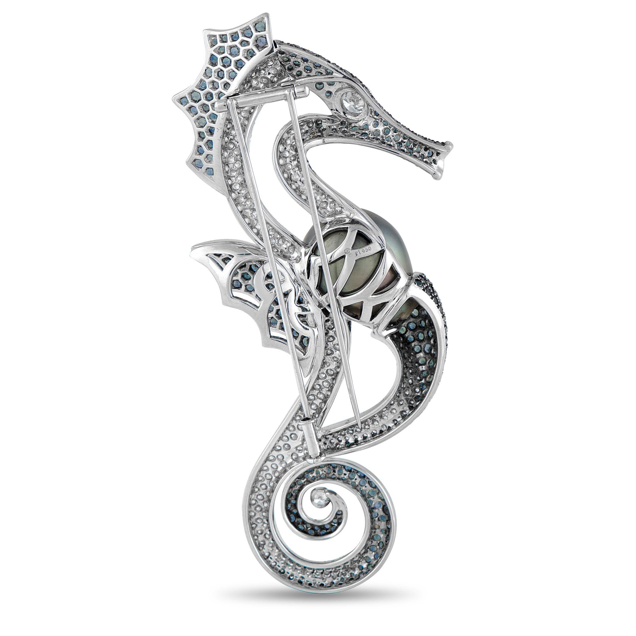 Ein bisschen Skurrilität kommt gut an, vor allem, wenn sie aus Platin ist und mit Diamanten verziert wird. Diese Mikimoto-Brosche verwandelt ein verspieltes Seepferdchen in ein Stück raffinierter Eleganz. Der aus Platin gefertigte Anhänger schimmert