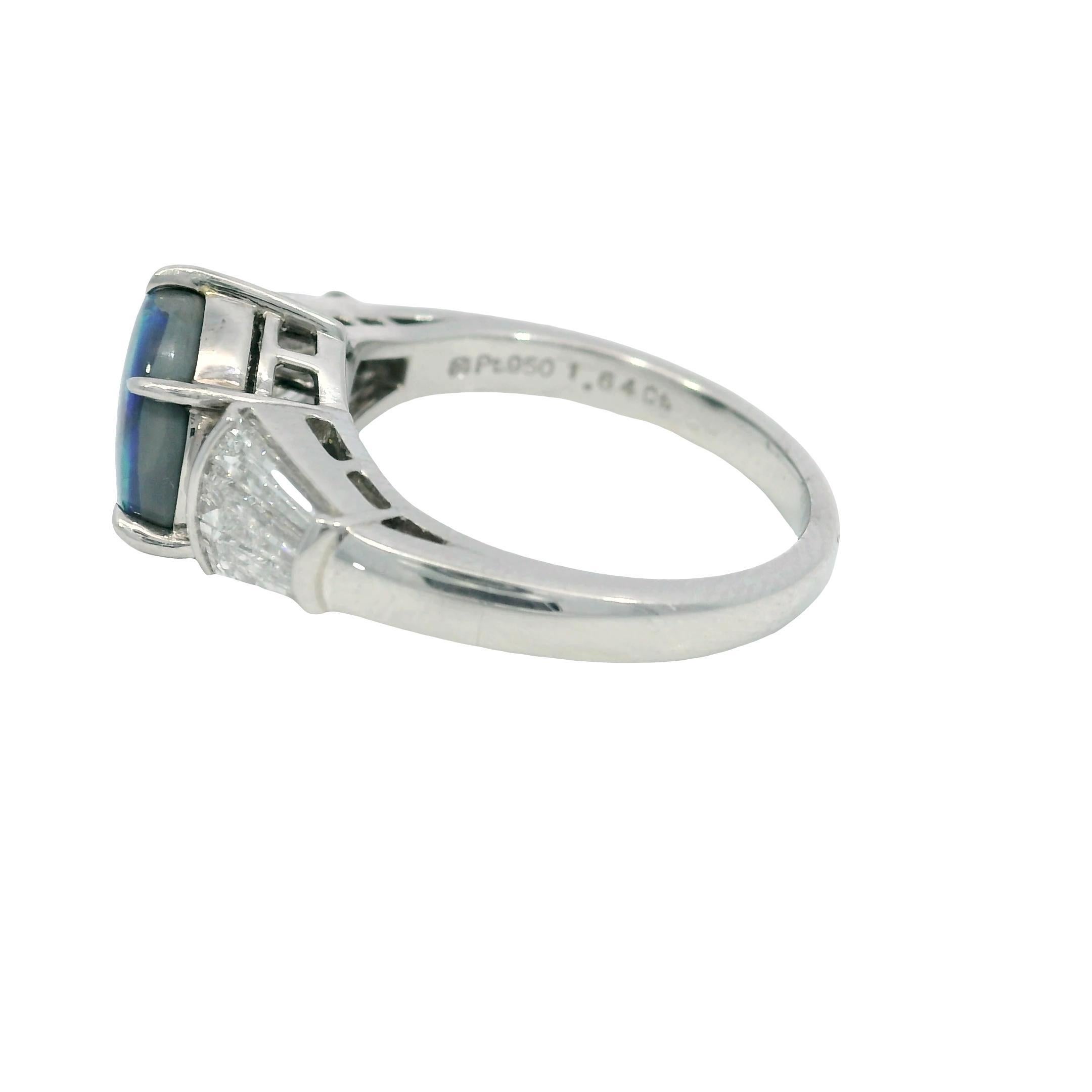 Mikimoto Platin Schwarzer Opal Verlobungsring Baguetteschliff Akzente ~1,64ct Opal

Dieser Ring besticht durch einen ovalen schwarzen Opal von 1,64 Karat, der ein faszinierendes Farbenspiel zeigt. Der Opal ist sicher in ein Platinband gefasst, das