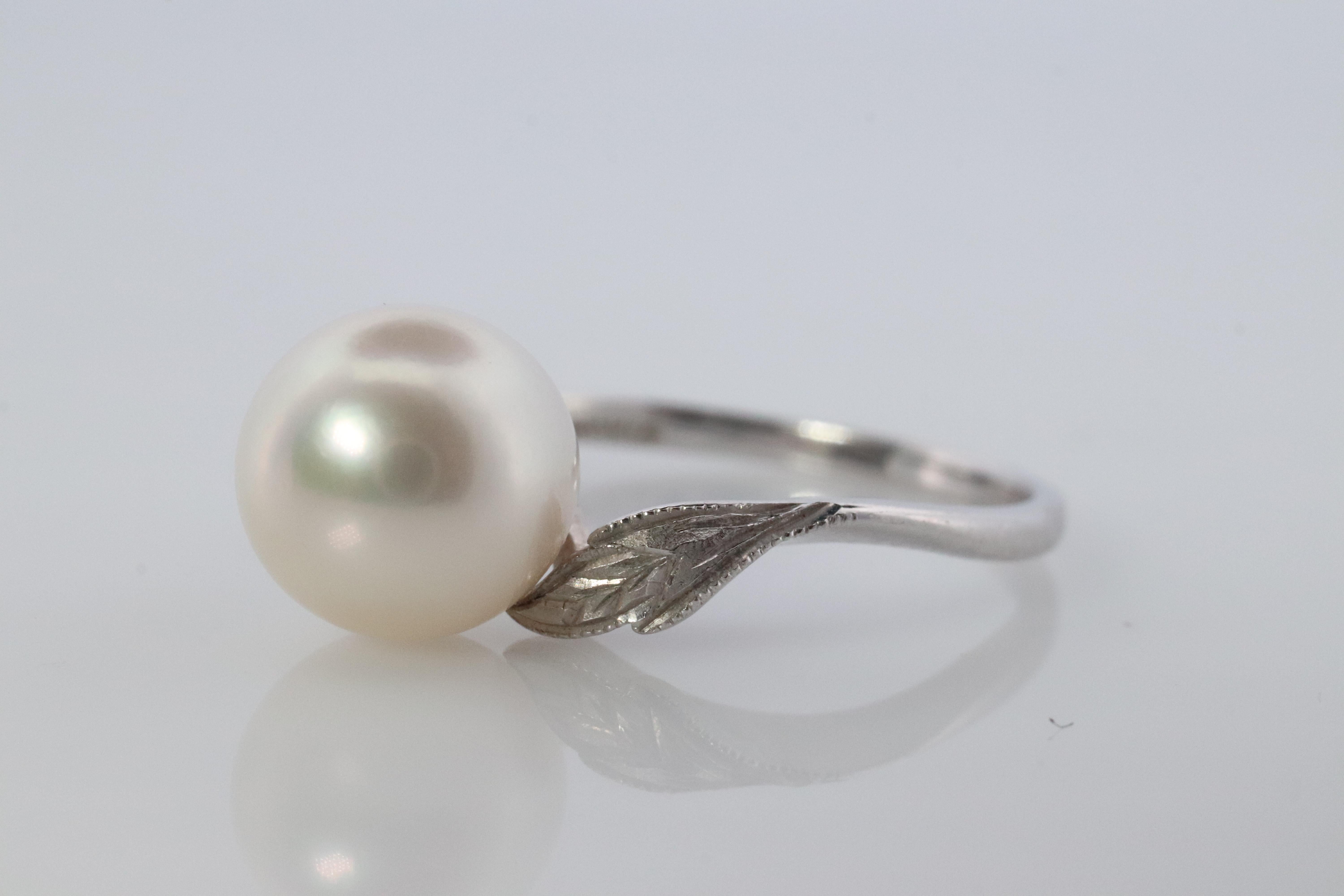 Genuine MIKIMOTO ring

14k White Gold Pearl solitaire

MIKIMOTO hallmarked accordingly

Details:

Size 6.5
3.2grams total
8.5mm akoya pearl