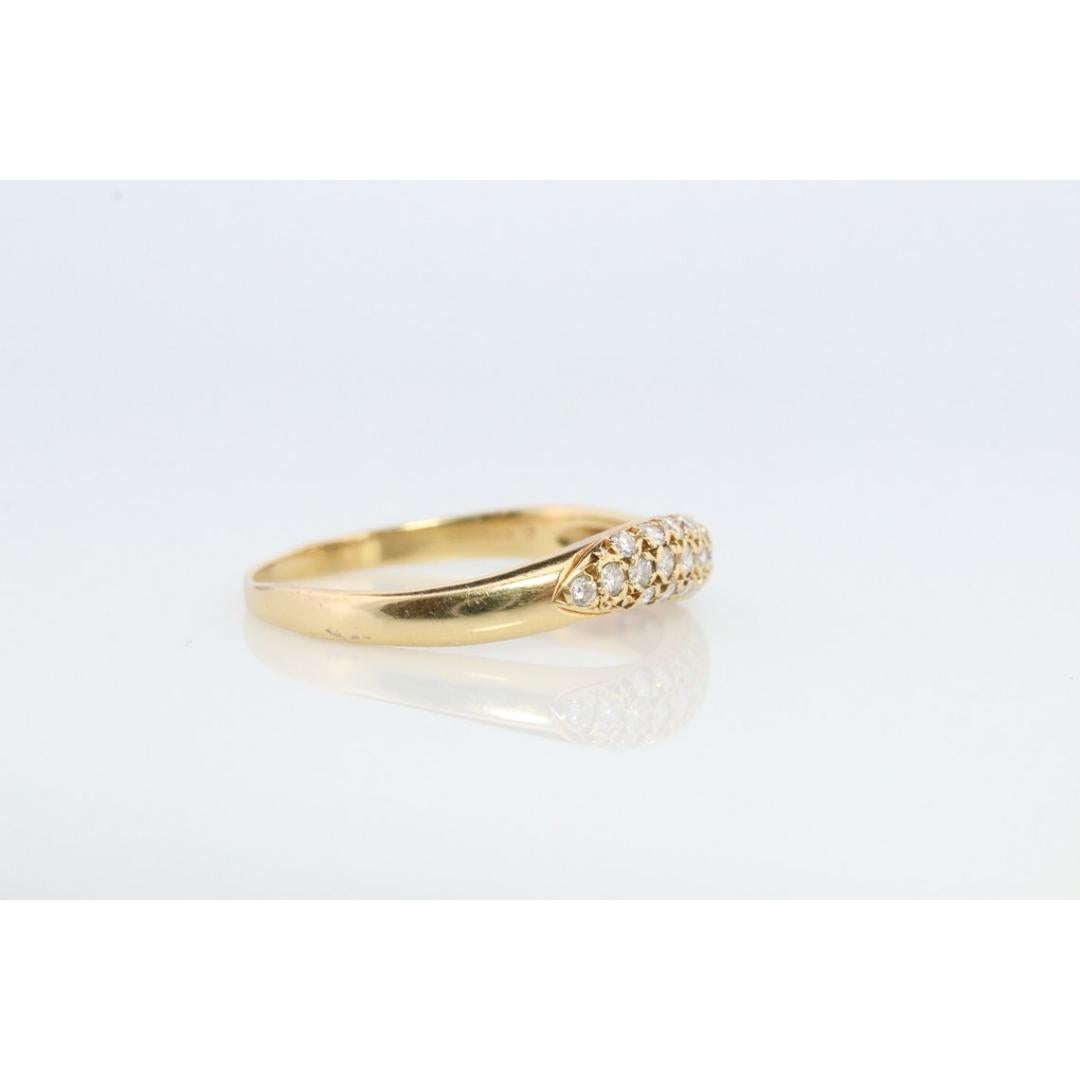 Vintage By aus den 1990er Jahren
Größe: 8 1/2 US
MATERIALIEN: Gold, Platin

Edelstein: Diamant

Stil: Minimalistisch

Echter MIKIMOTO-Ring

18k Gelbgold Diamanten.

MIKIMOTO Pave-Diamant-Wellen-Design.

Einzelheiten:

Größe 8.5
1.5mm Diamanten
