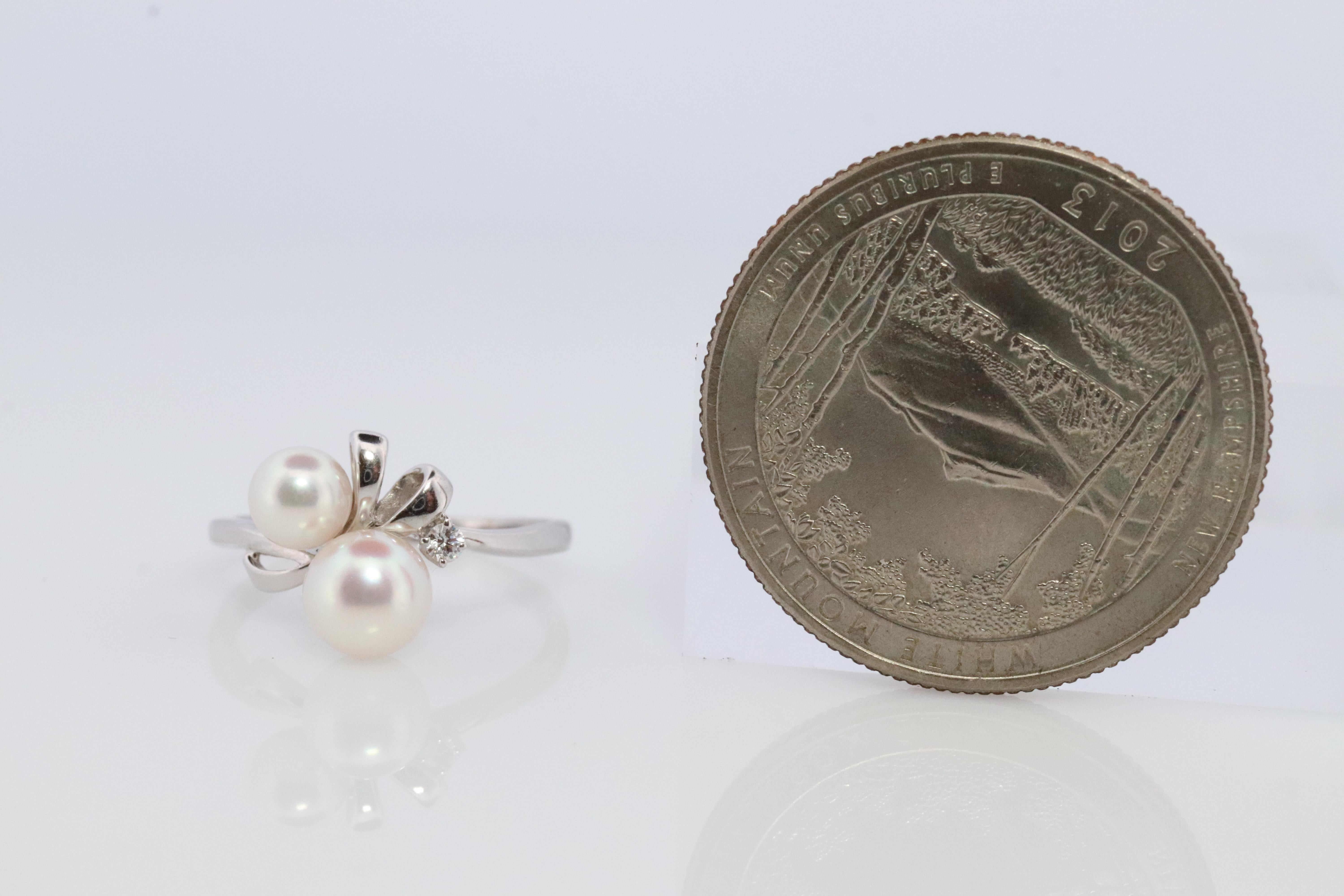 Echter MIKIMOTO-Ring

18k Weißgold Diamanten und Perlen

MIKIMOTO Weintrauben-Motiv

Einzelheiten:
Größe 4,5
Akoya-Perlen reichen von 4 bis 6 mm
1,5 mm Diamant
2,1 Gramm insgesamt