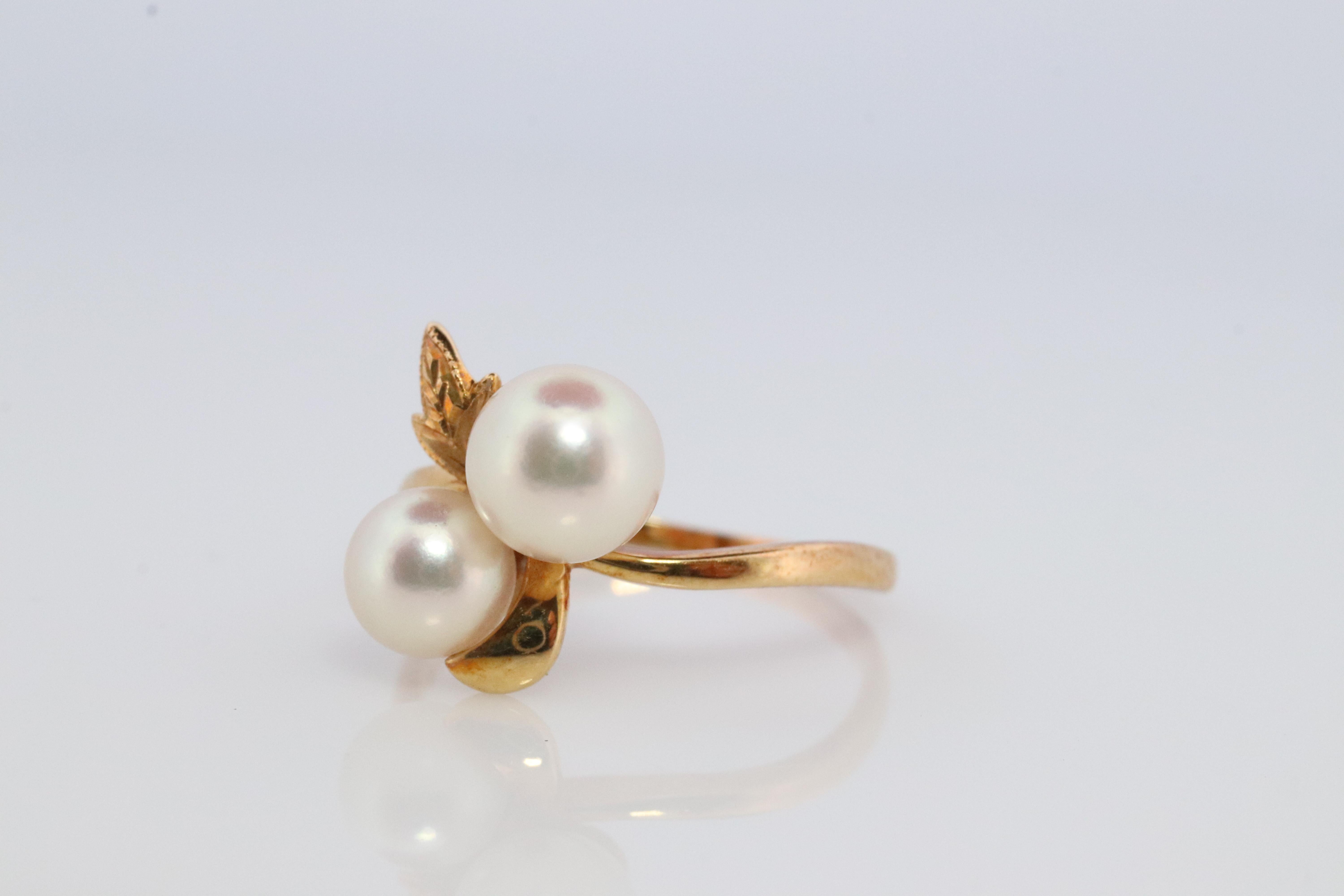 Mikimoto Ring. Vintage 18k Gold Mikimoto Pearl Cluster with Vines and Grapes In Good Condition For Sale In Port Charlotte, FL