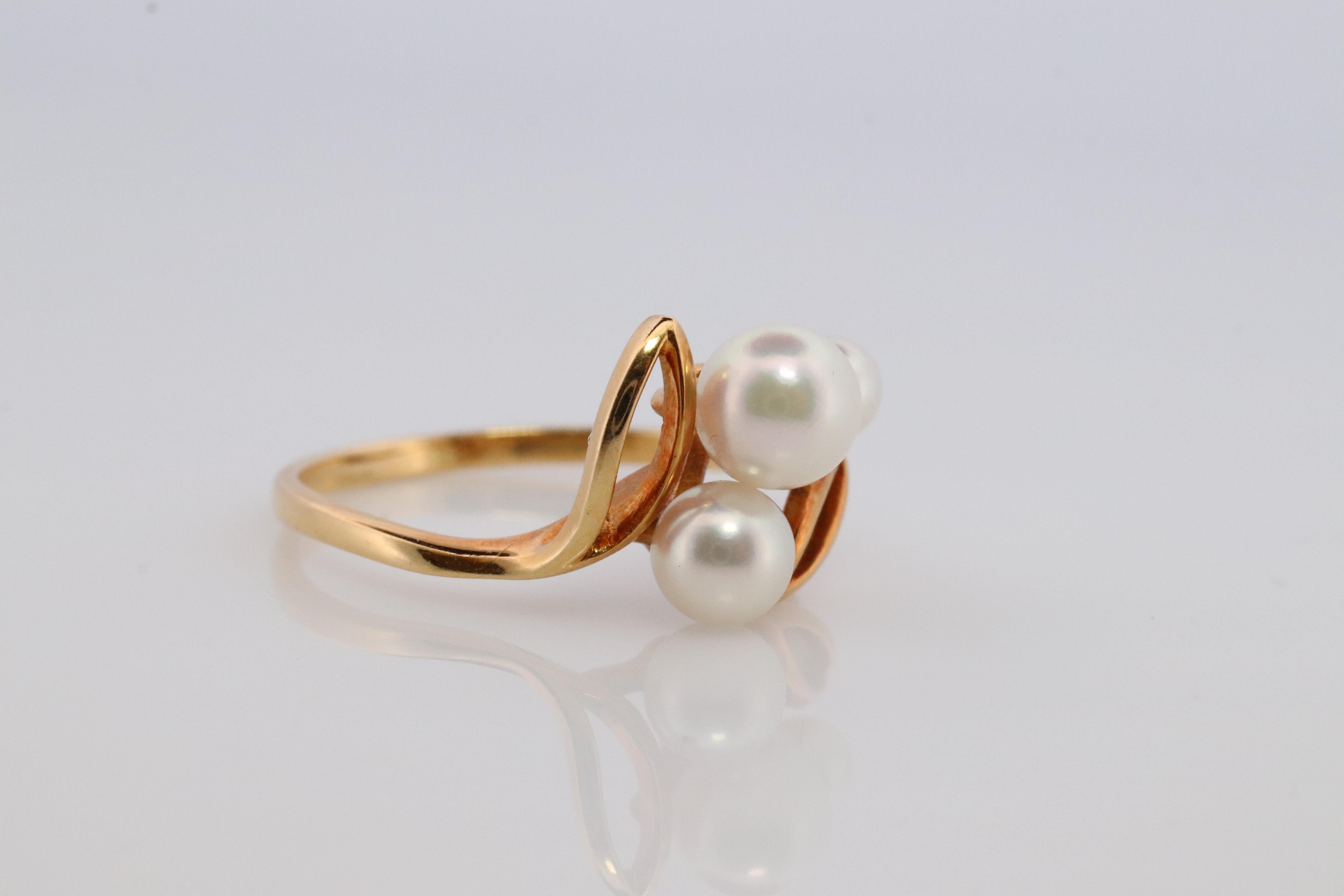 Round Cut Mikimoto Ring. Vintage 18k Gold Mikimoto Pearl Cluster with Vines and Grapes For Sale