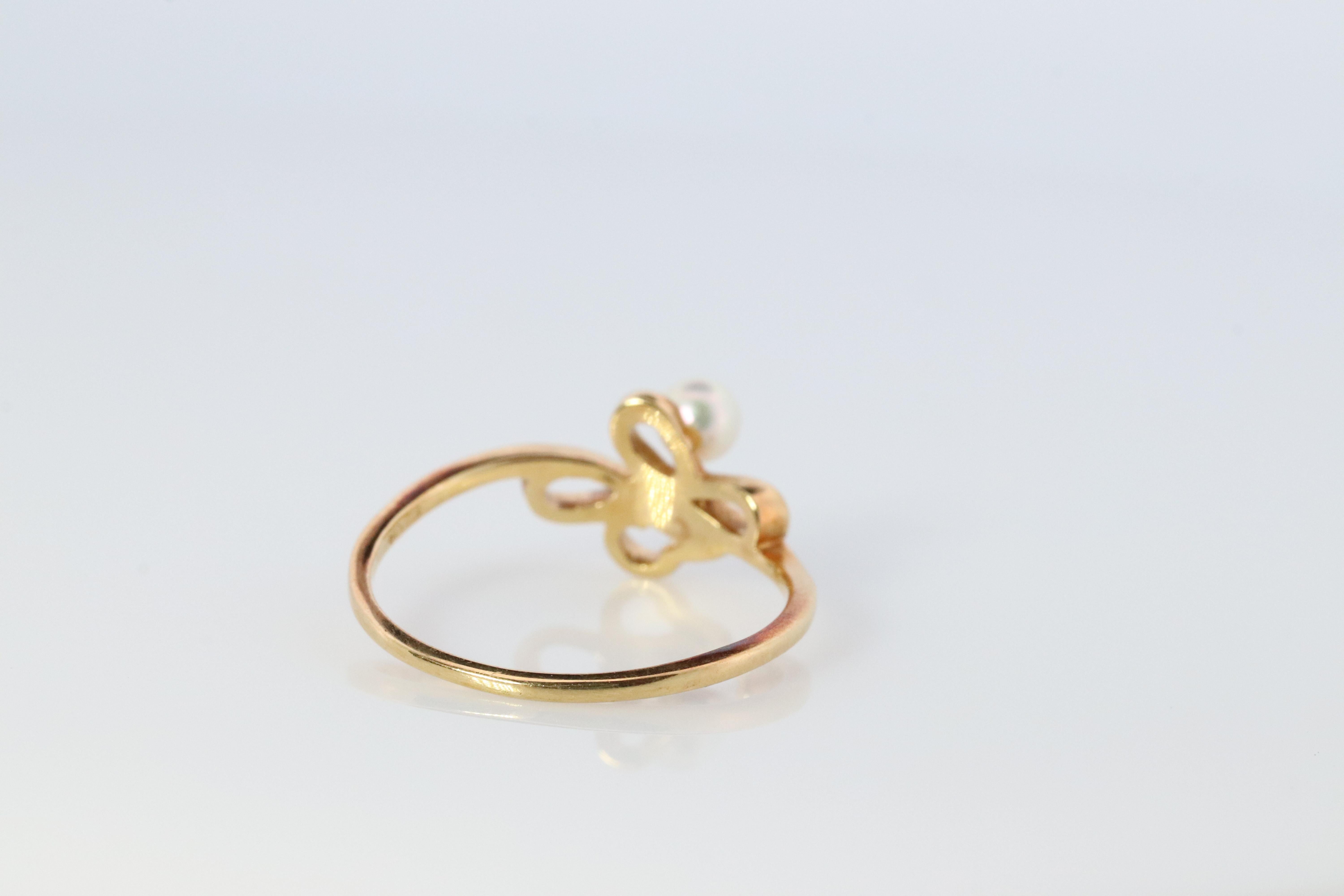 Round Cut Mikimoto Ring. Vintage 18k Gold Mikimoto Pearl Cluster with Vines Dainty