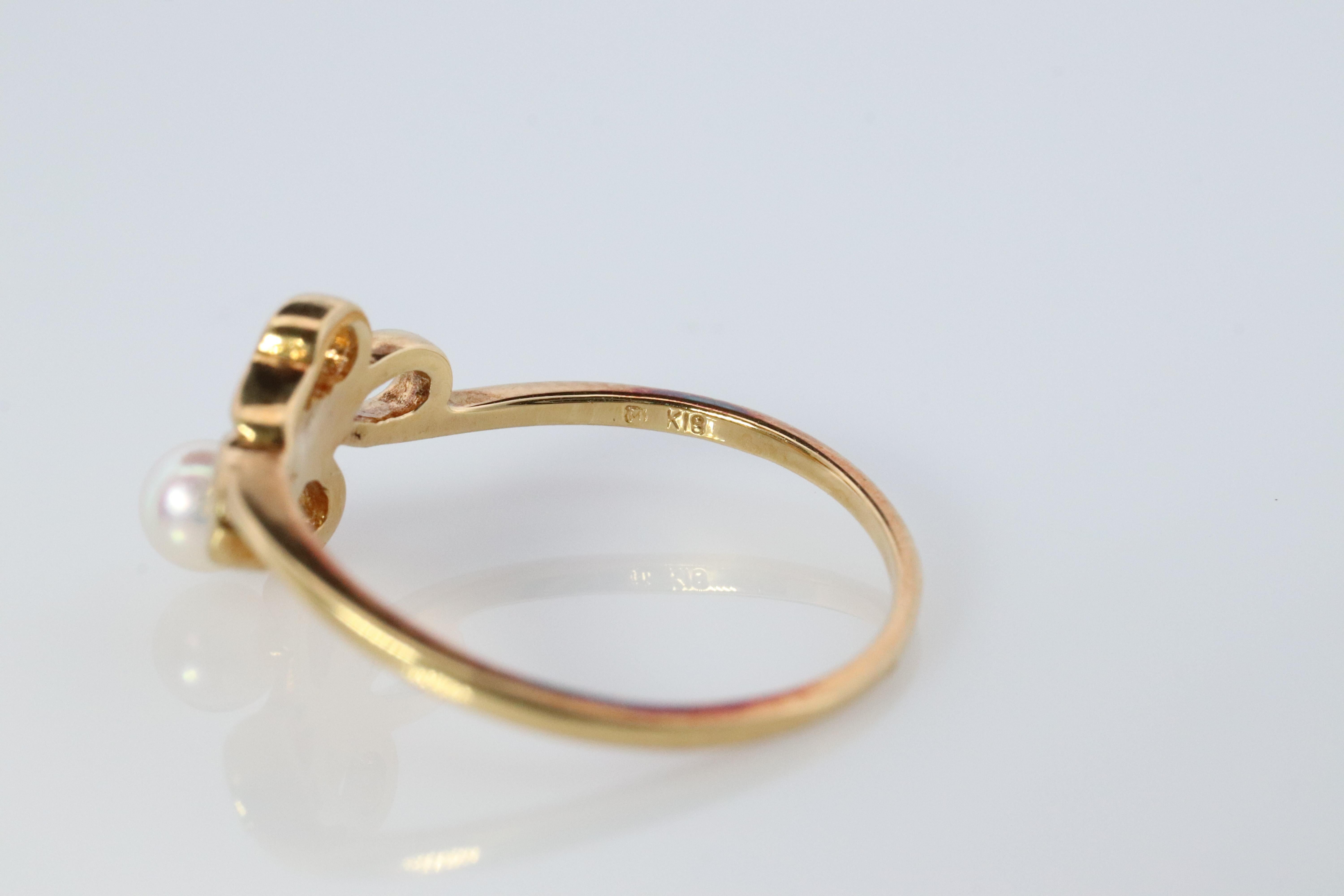 Mikimoto Ring. Vintage 18k Gold Mikimoto Pearl Cluster with Vines Dainty In Good Condition In Port Charlotte, FL