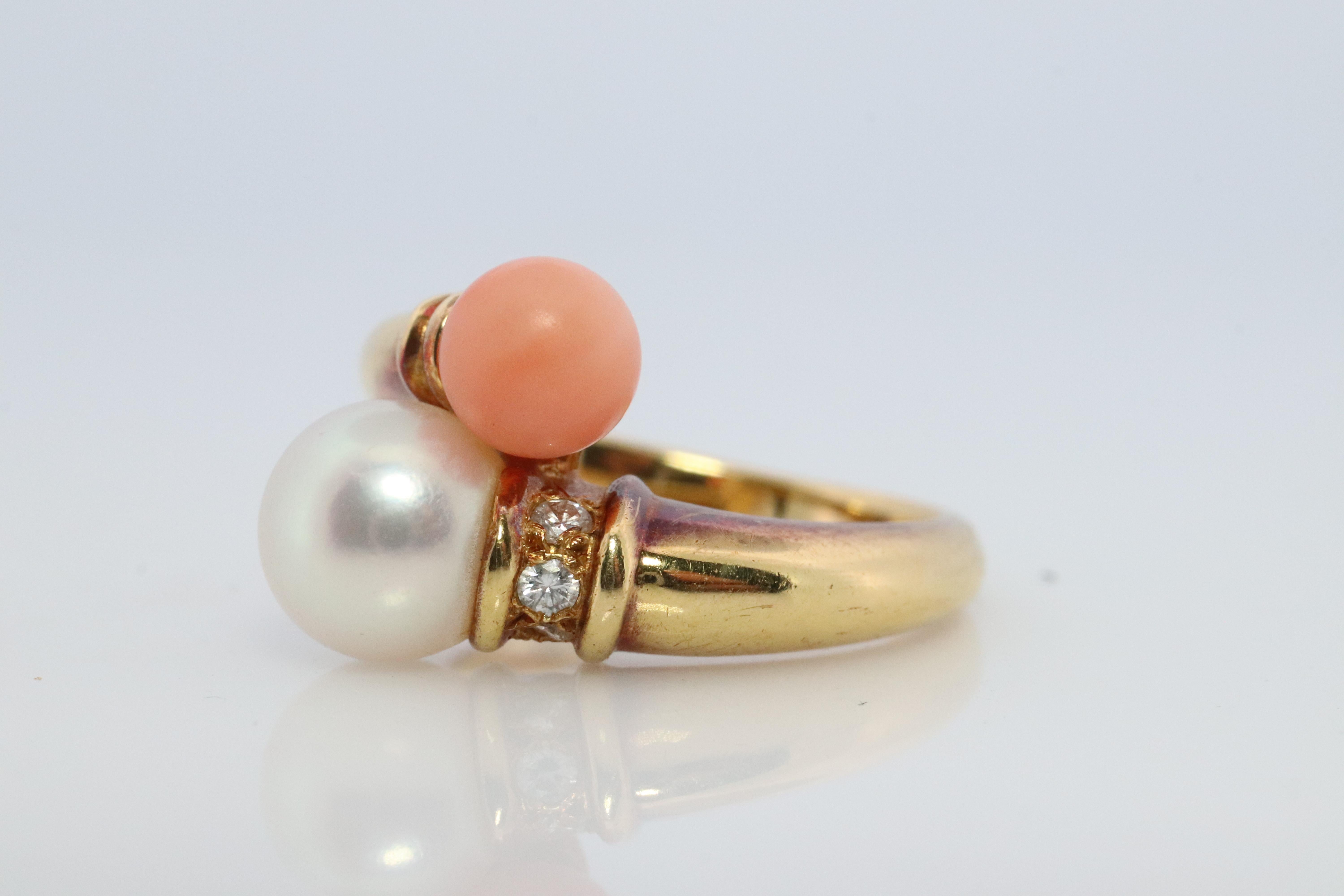 Anello originale Mikimoto

Oro giallo 18k corallo e perla

Anello di bypass a doppio montante Mikimoto

Estremamente raro.


Dettagli:
Taglia 5
Perla Akoya 7 mm
Corallo 5 mm
4,4 grammi in totale