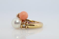 Anillo Mikimoto. Anillo bypass vintage de oro de 18 quilates con doble poste de coral y perlas de Mikimoto