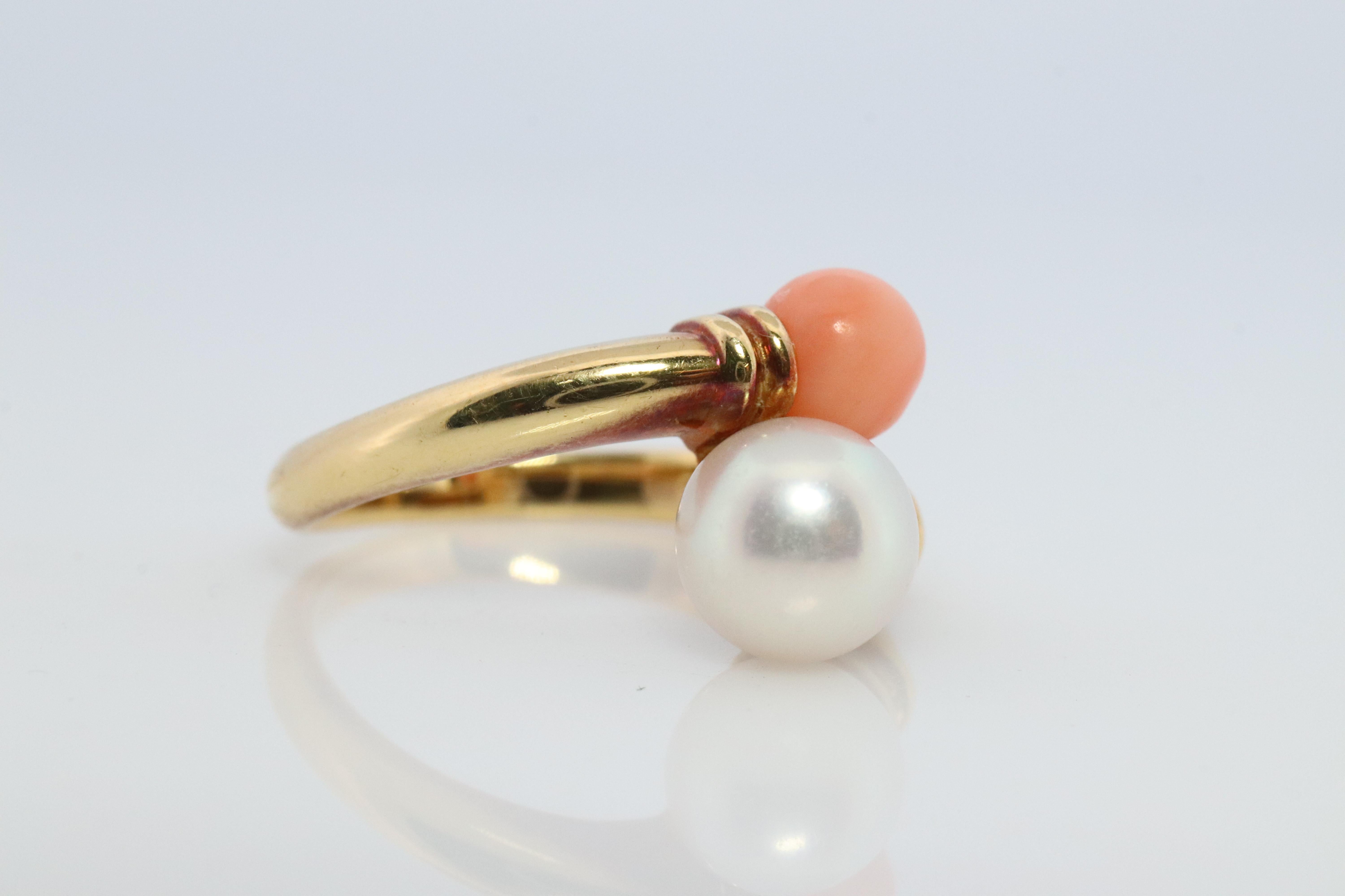 Moderno Anello Mikimoto. Anello bypass d'epoca in oro 18k Mikimoto con perla e corallo a doppio montante in vendita