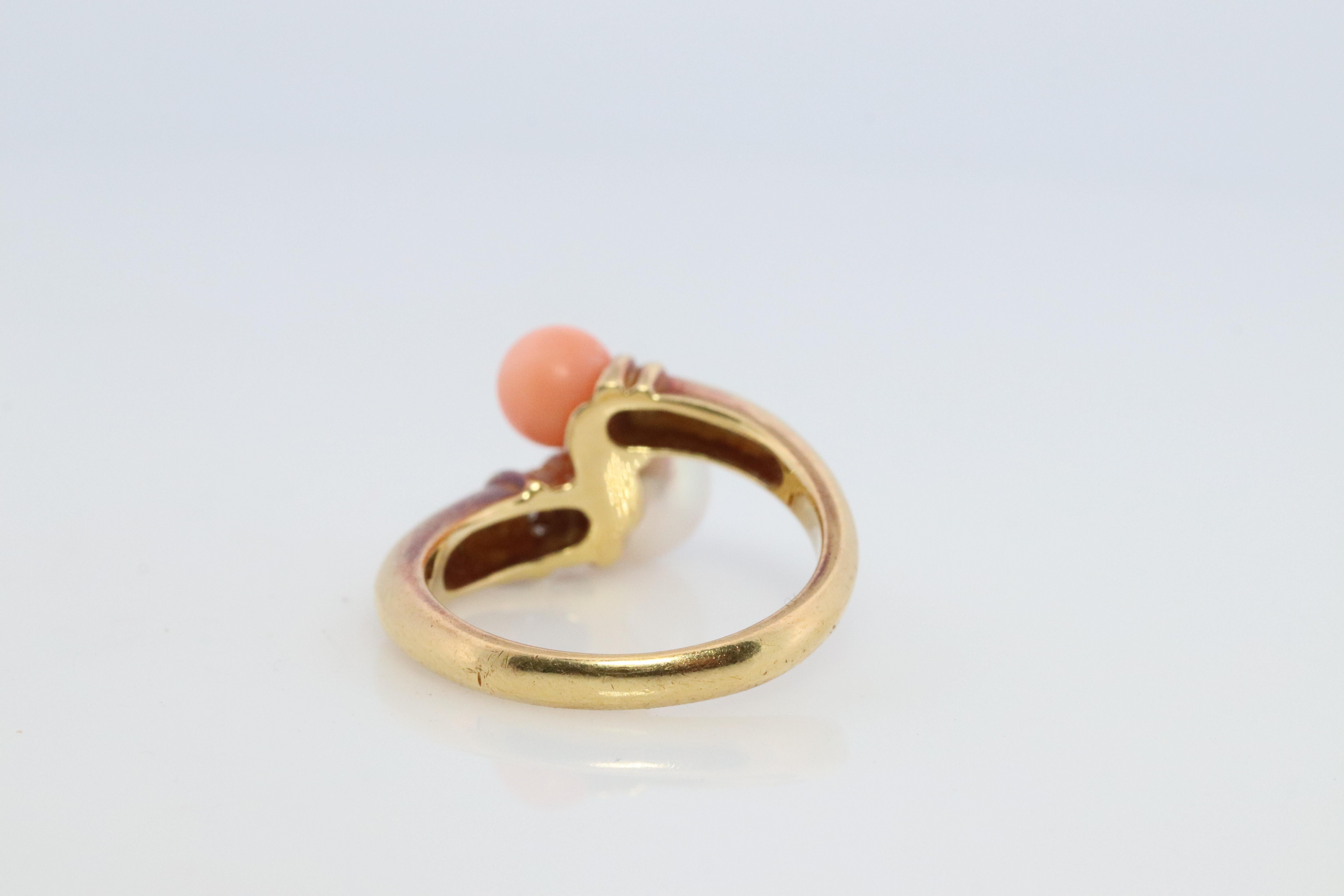 Taglio rotondo Anello Mikimoto. Anello bypass d'epoca in oro 18k Mikimoto con perla e corallo a doppio montante in vendita