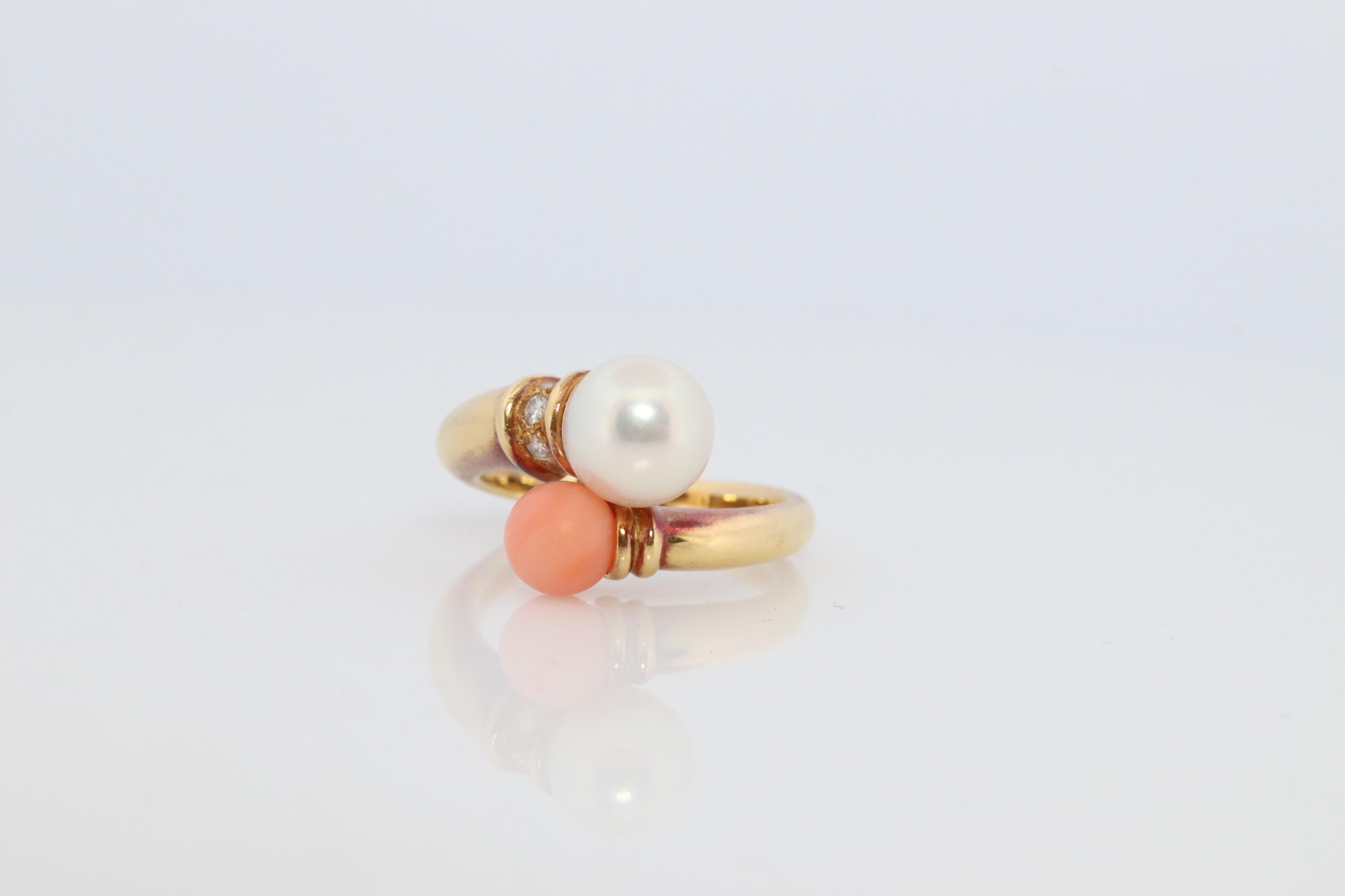 Anello Mikimoto. Anello bypass d'epoca in oro 18k Mikimoto con perla e corallo a doppio montante In condizioni buone in vendita a Port Charlotte, FL