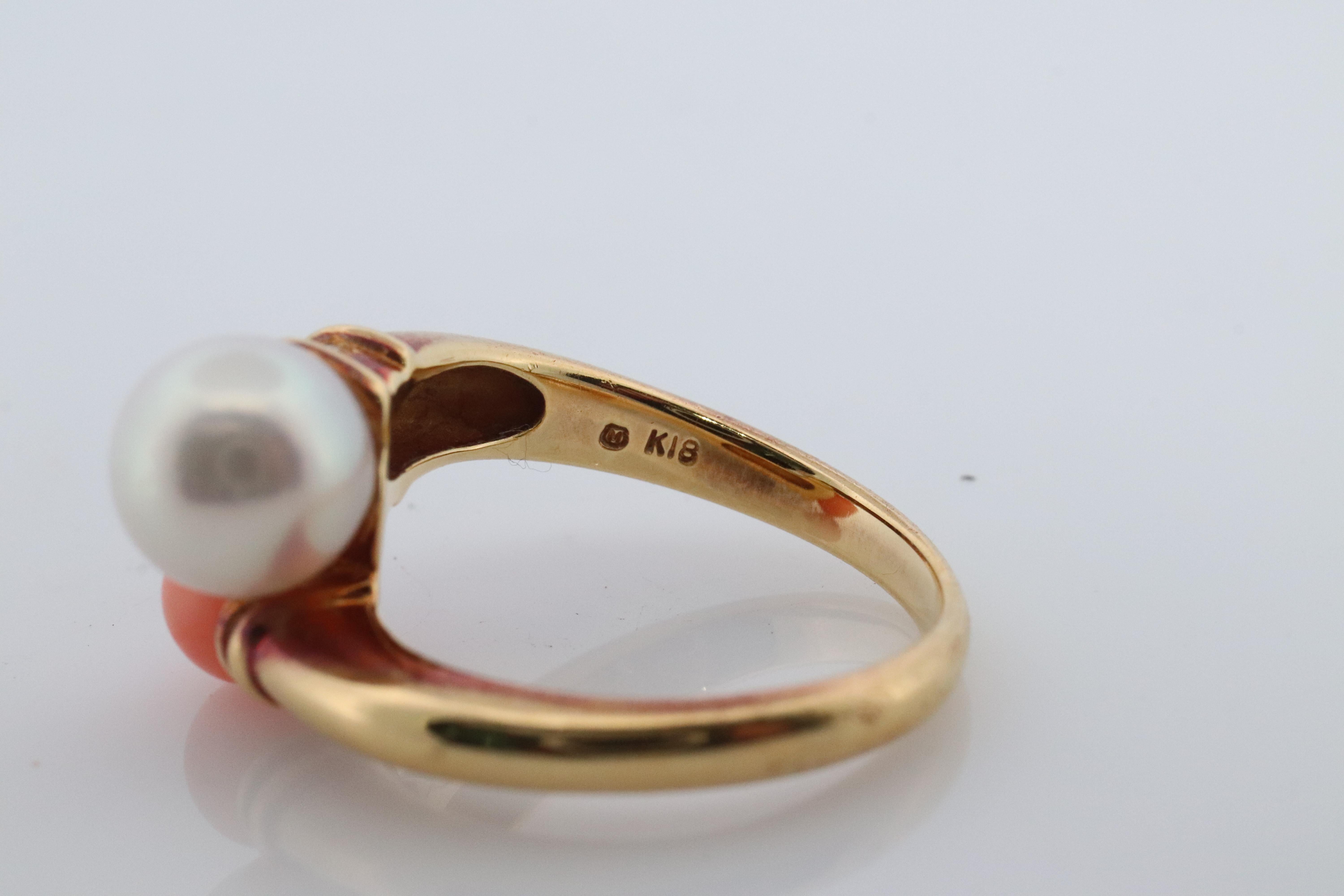 Donna Anello Mikimoto. Anello bypass d'epoca in oro 18k Mikimoto con perla e corallo a doppio montante in vendita