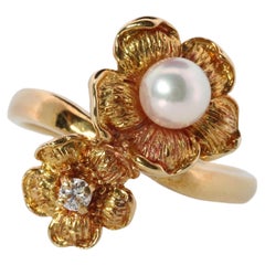 Mikimoto Ring. 18 Karat Gold Mikimoto Perlen-Diamant-Doppelblumen- Bypass-Ring