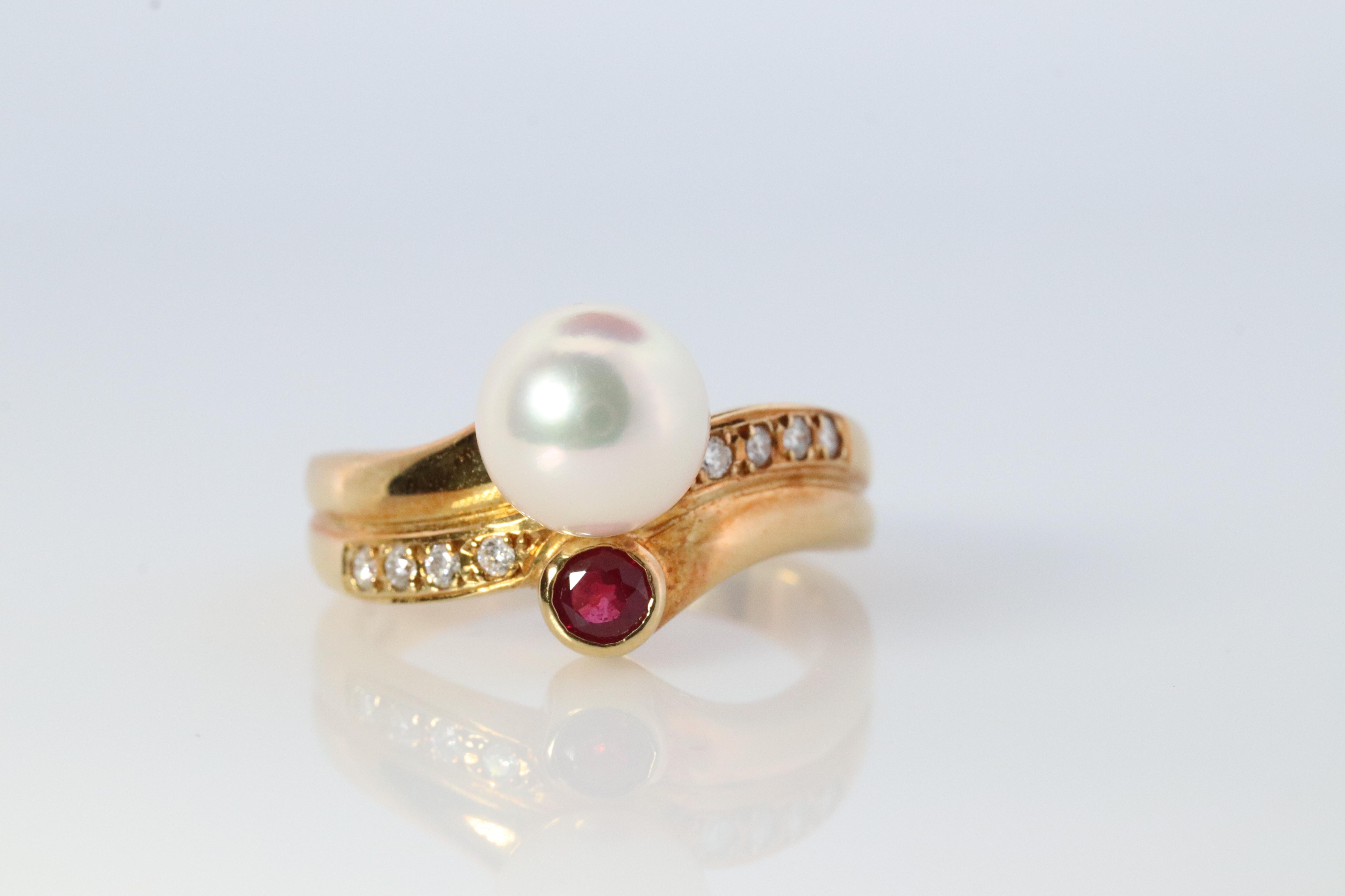 Echter MIKIMOTO-Ring

18k Gelbgold Diamant Perle und Rubin

MIKIMOTO Mehrschichtiger Entwurf

Äußerst selten.


Einzelheiten:
Größe 6
Akoya-Perle 7mm
1,5 mm Diamanten
3mm natürlicher Rubin
6,3 Gramm insgesamt