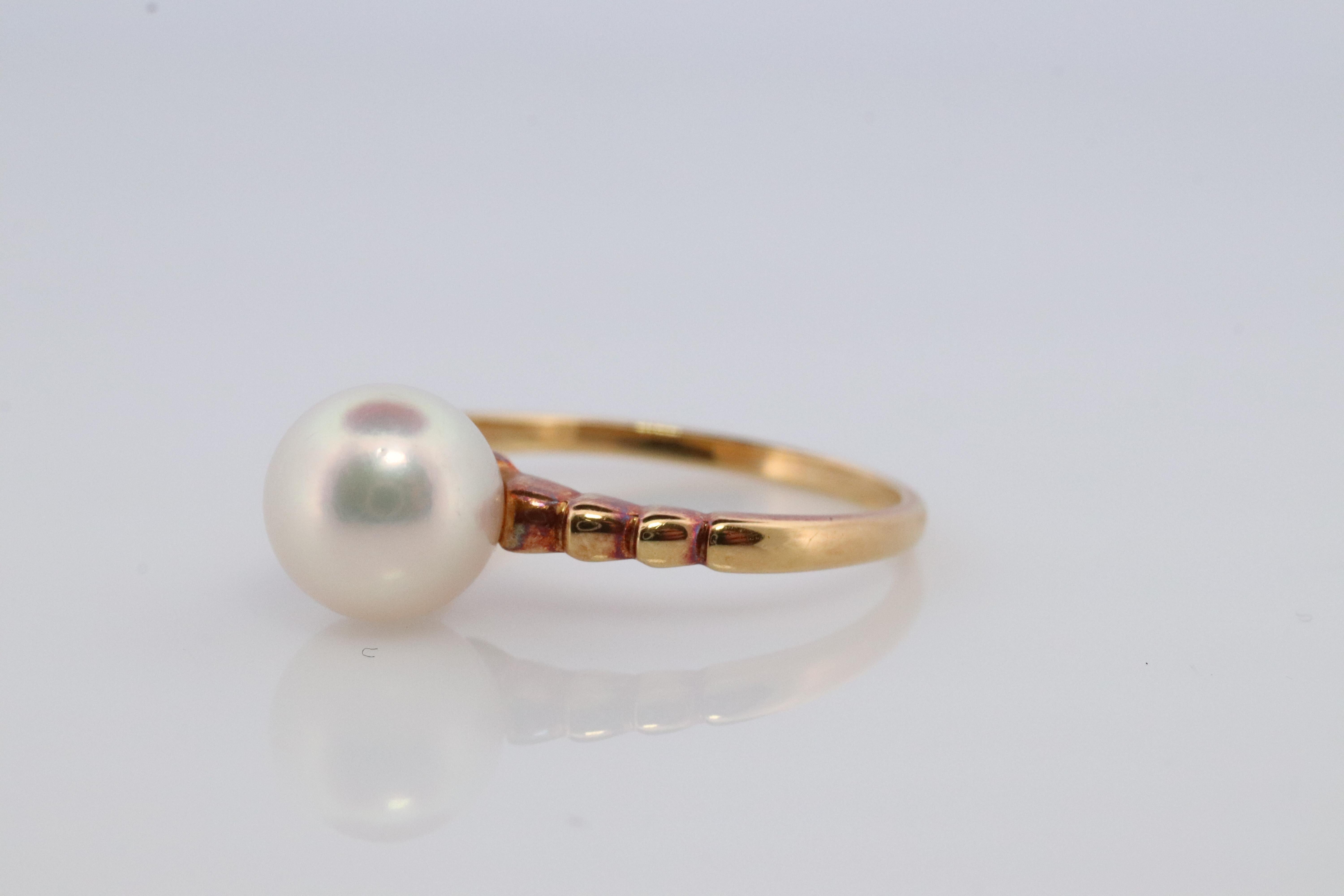 Mikimoto Ring. Vintage 18k Gold Mikimoto Solitaire Pearl ring. Mikimoto Pearl In Good Condition For Sale In Port Charlotte, FL