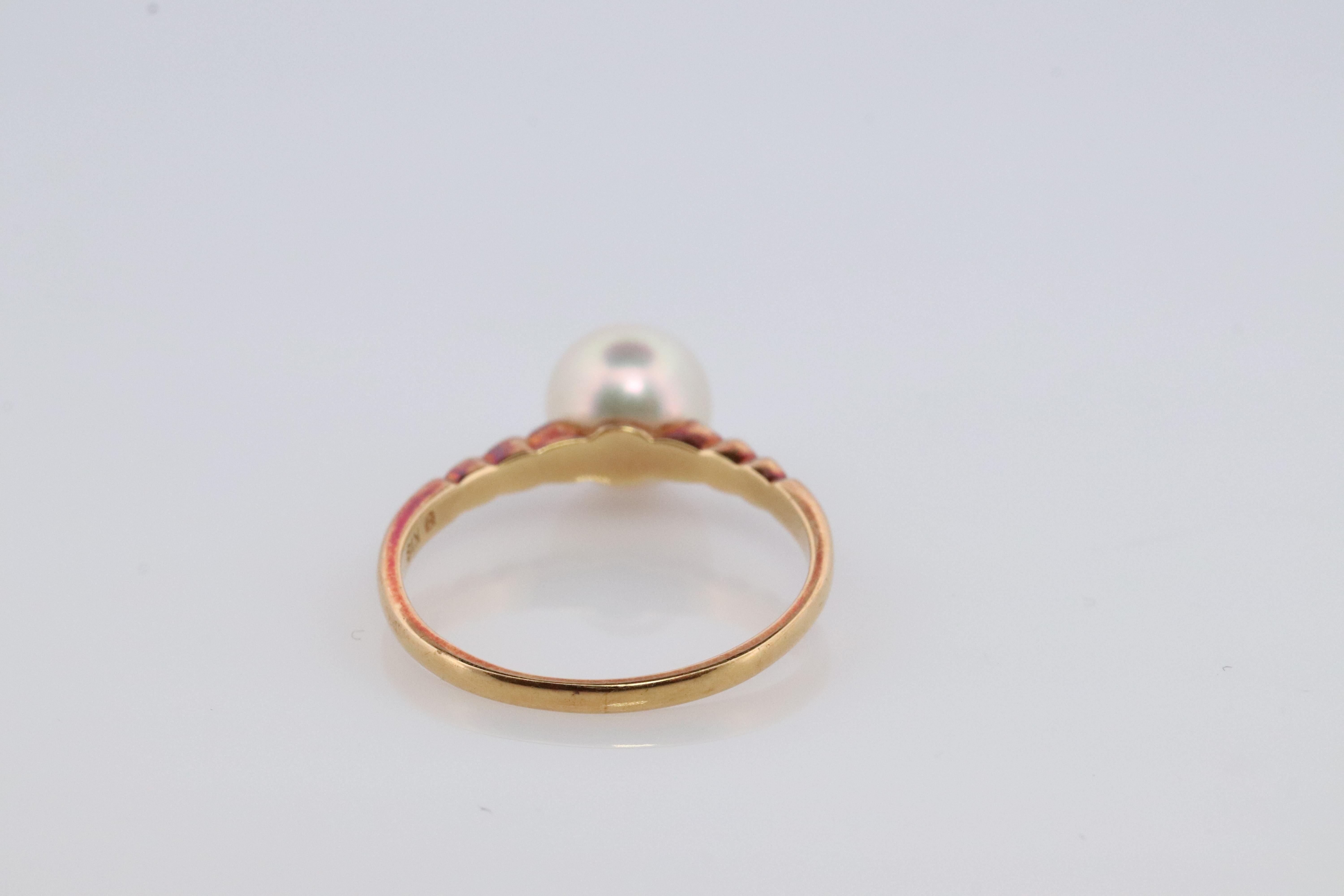 Women's Mikimoto Ring. Vintage 18k Gold Mikimoto Solitaire Pearl ring. Mikimoto Pearl For Sale