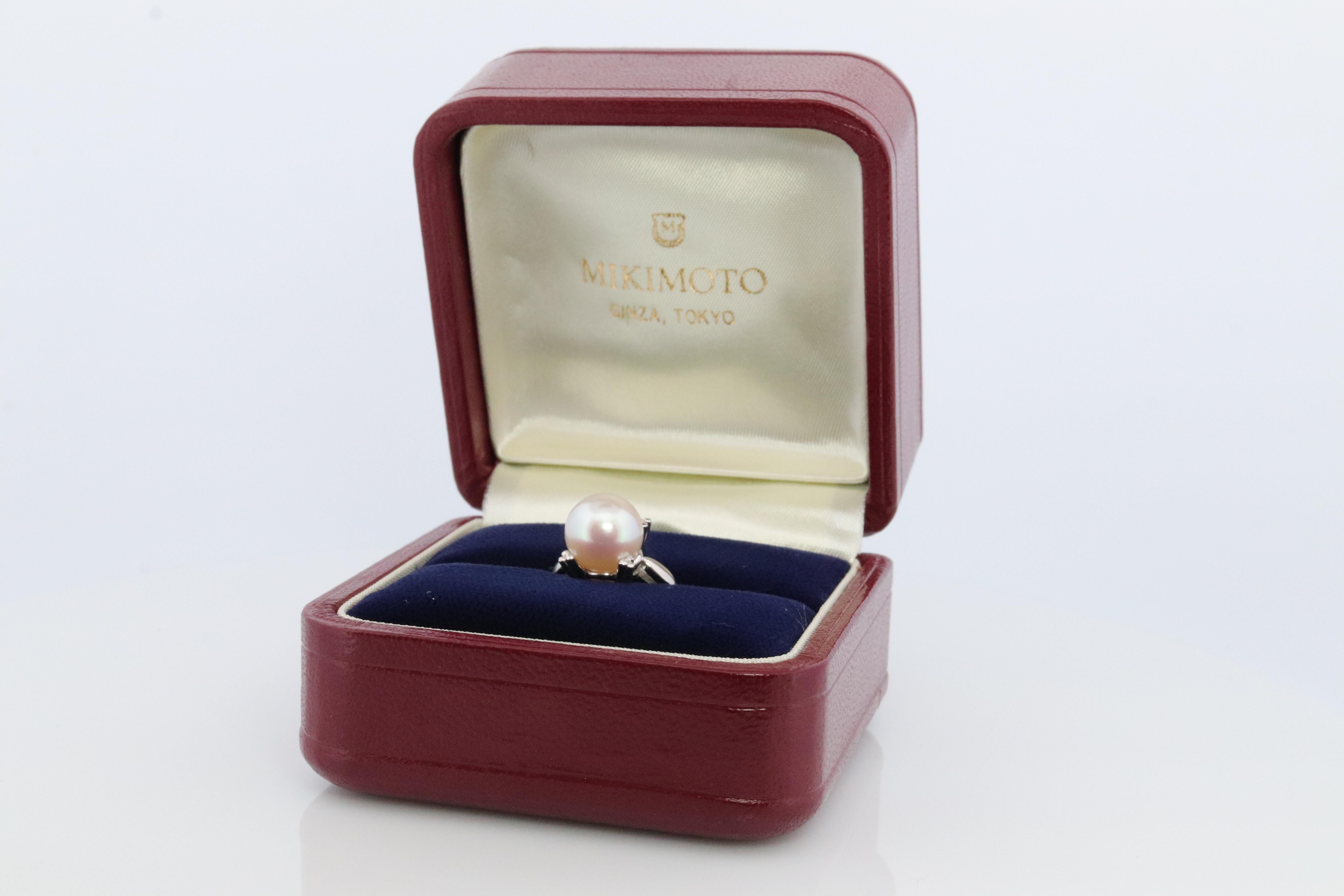 Genuine MIKIMOTO ring

Platinum Pt900 Claw Set Akoya Pearl

MIKIMOTO hallmarked accordingly 

Comes with Original Mikimoto Box

Details:

Size 6
5.7grams total
9.5mm Akoya pearl