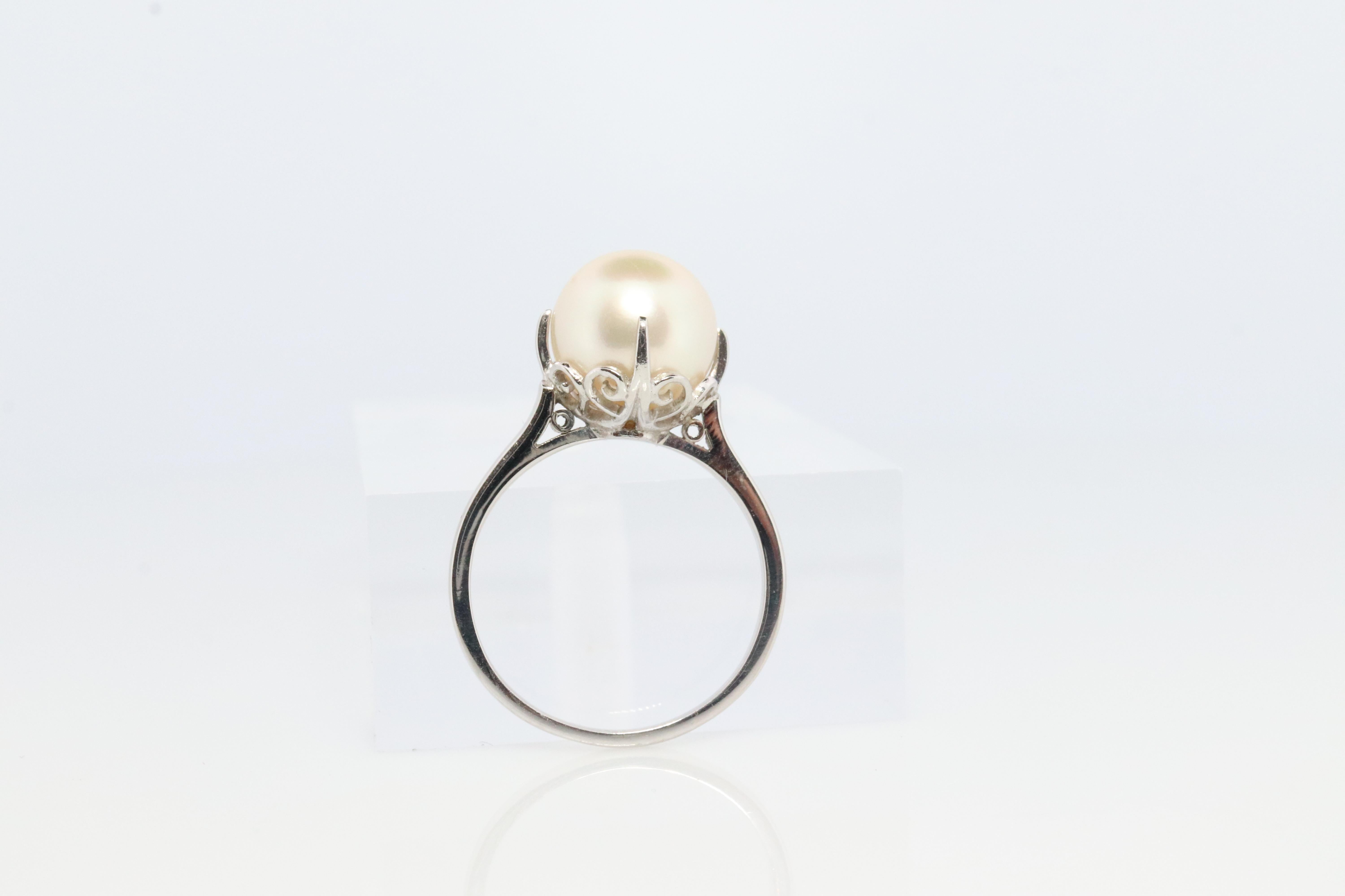 Mikimoto Ring. Vintage Platinum Mikimoto Diamond Pearl ring. PT900 Claw Pearl In Good Condition In Port Charlotte, FL