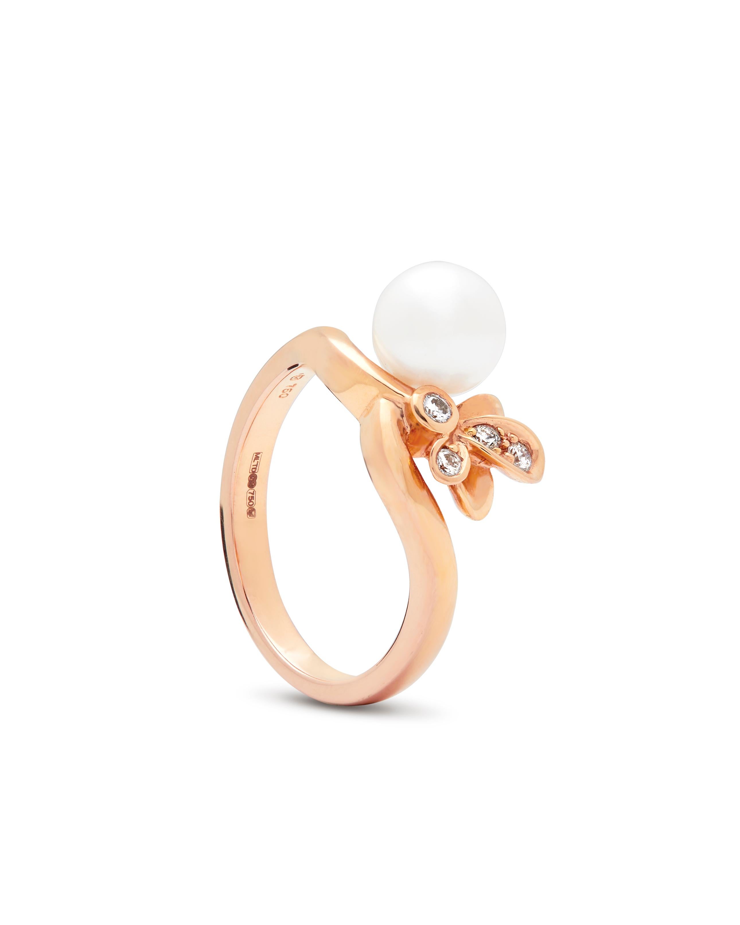 Mikimoto 'Dandelion' Collection Perlen- und Diamantring in 18 Karat Roségold. 
Der Ring besteht aus einer Akoya-Perle mit leicht rosafarbenem Schimmer, die mit vier runden Diamanten im Brillantschliff (0,06 Karat) in einem floralen Design gefasst