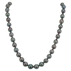 Mikimoto Collier en or et perles des mers du Sud noires de Tahiti