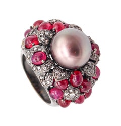 Mikimoto Anello da cocktail con perla di Tahiti in oro 18Kt e rubini e diamanti da 9,33 Ctw