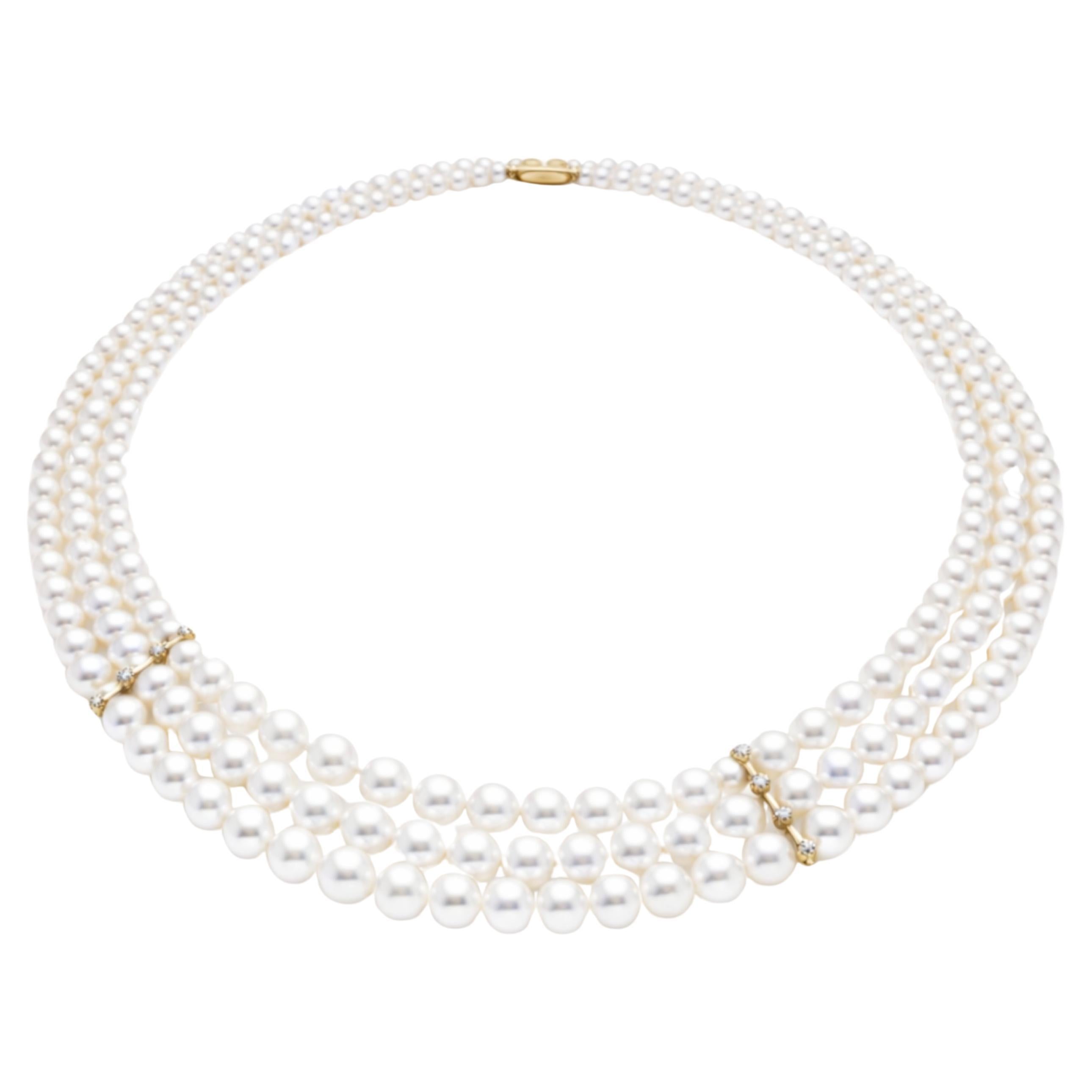 Collier triple rangs en or 18K avec perles d
Akoya et diamants en vente
