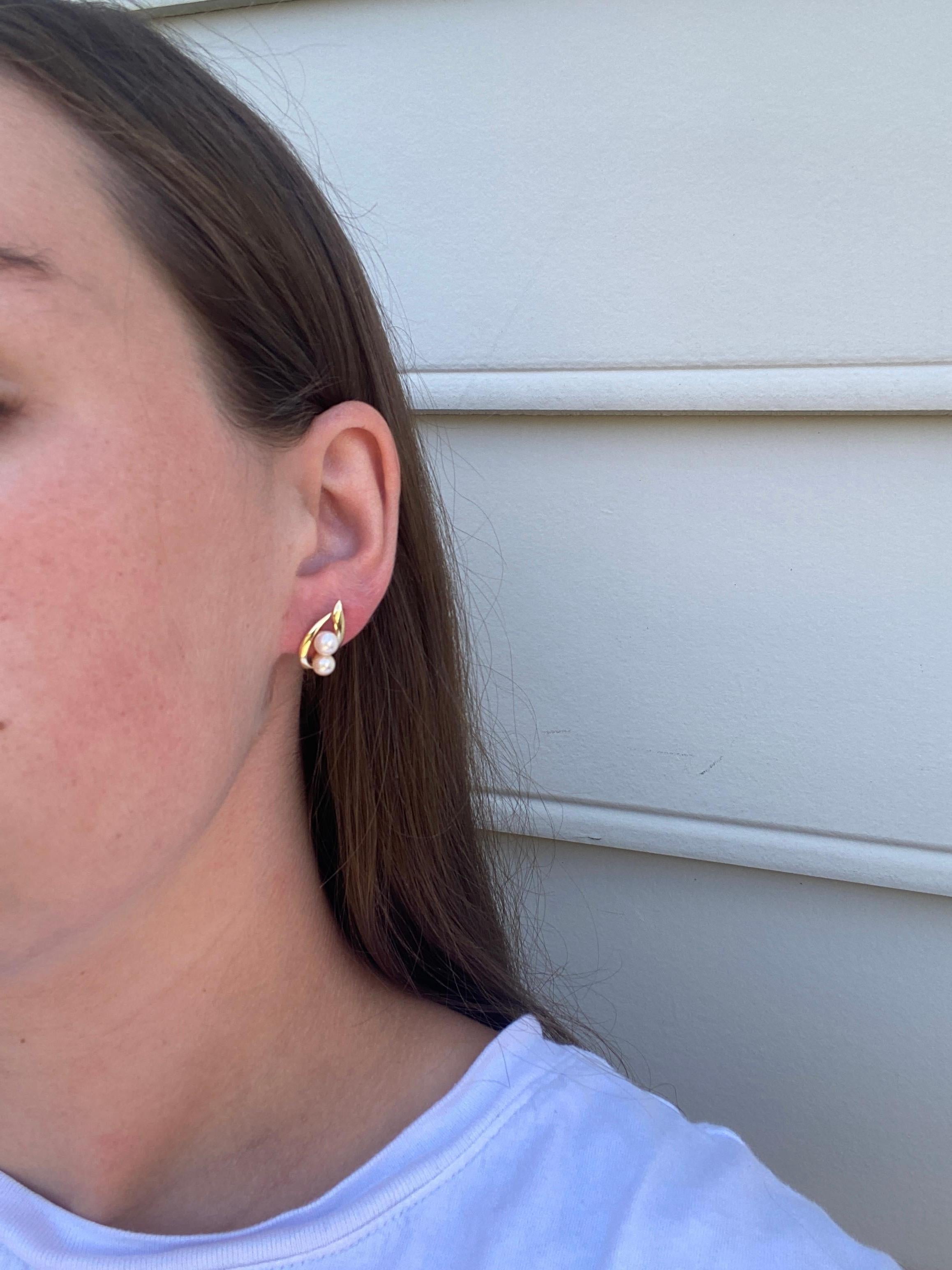 Mikimoto Twin Perlen Ohrstecker, 18k Gelbgold, Länge .75 Zoll im Angebot 1