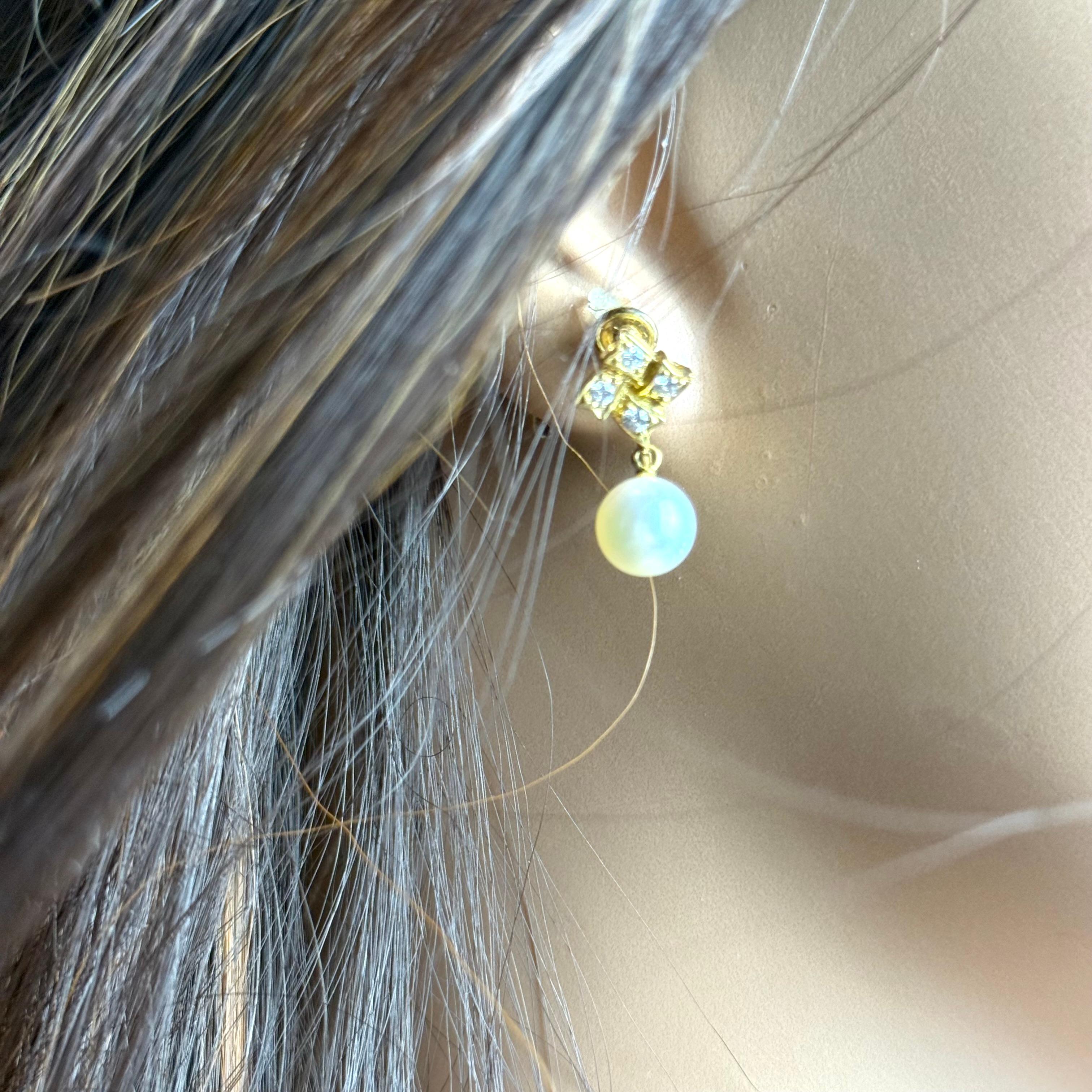 Pendientes vintage Mikimoto de oro amarillo de 18 quilates con perlas y diamantes a rosca Moderno