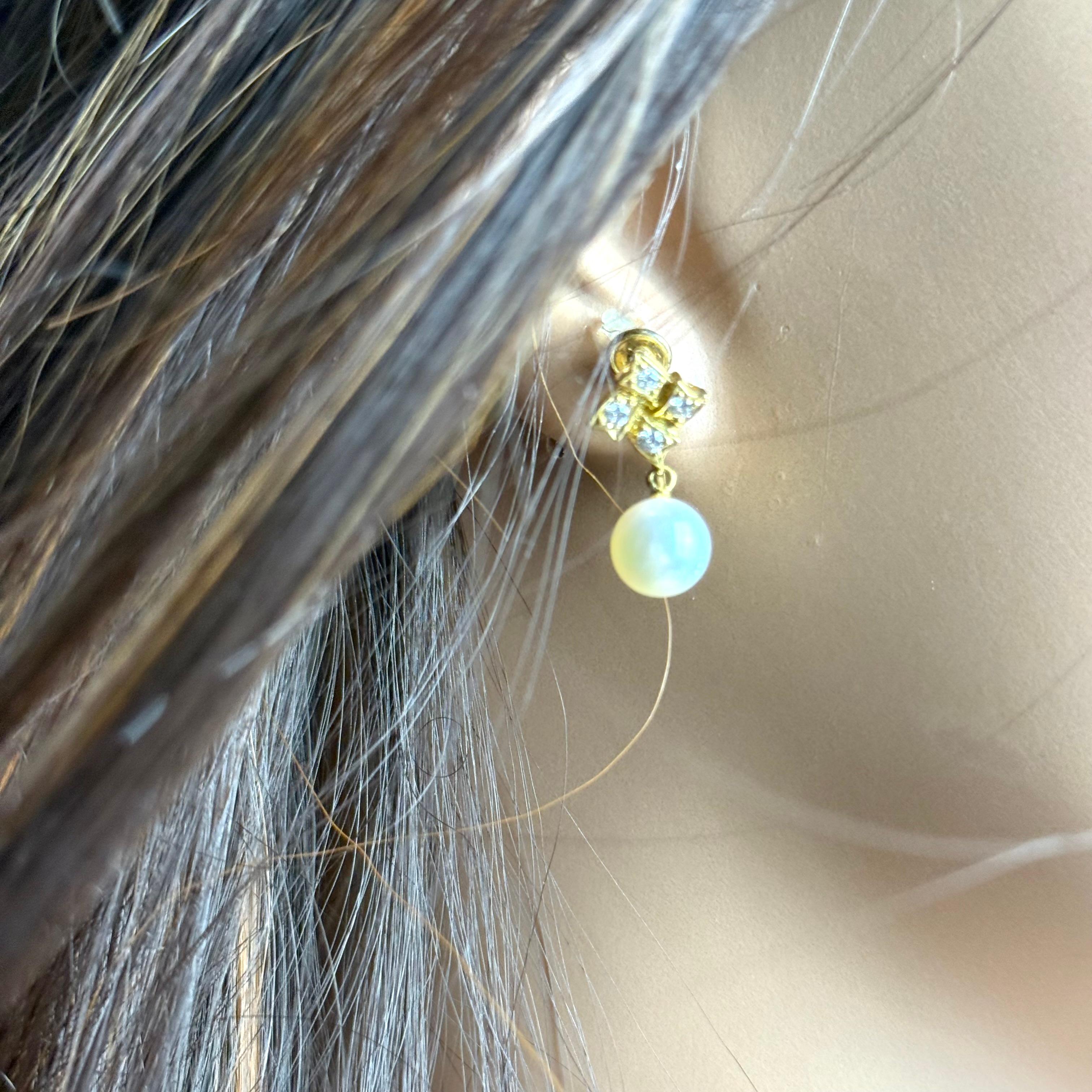 Pendientes vintage Mikimoto de oro amarillo de 18 quilates con perlas y diamantes a rosca en Bueno Estado en New York, NY
