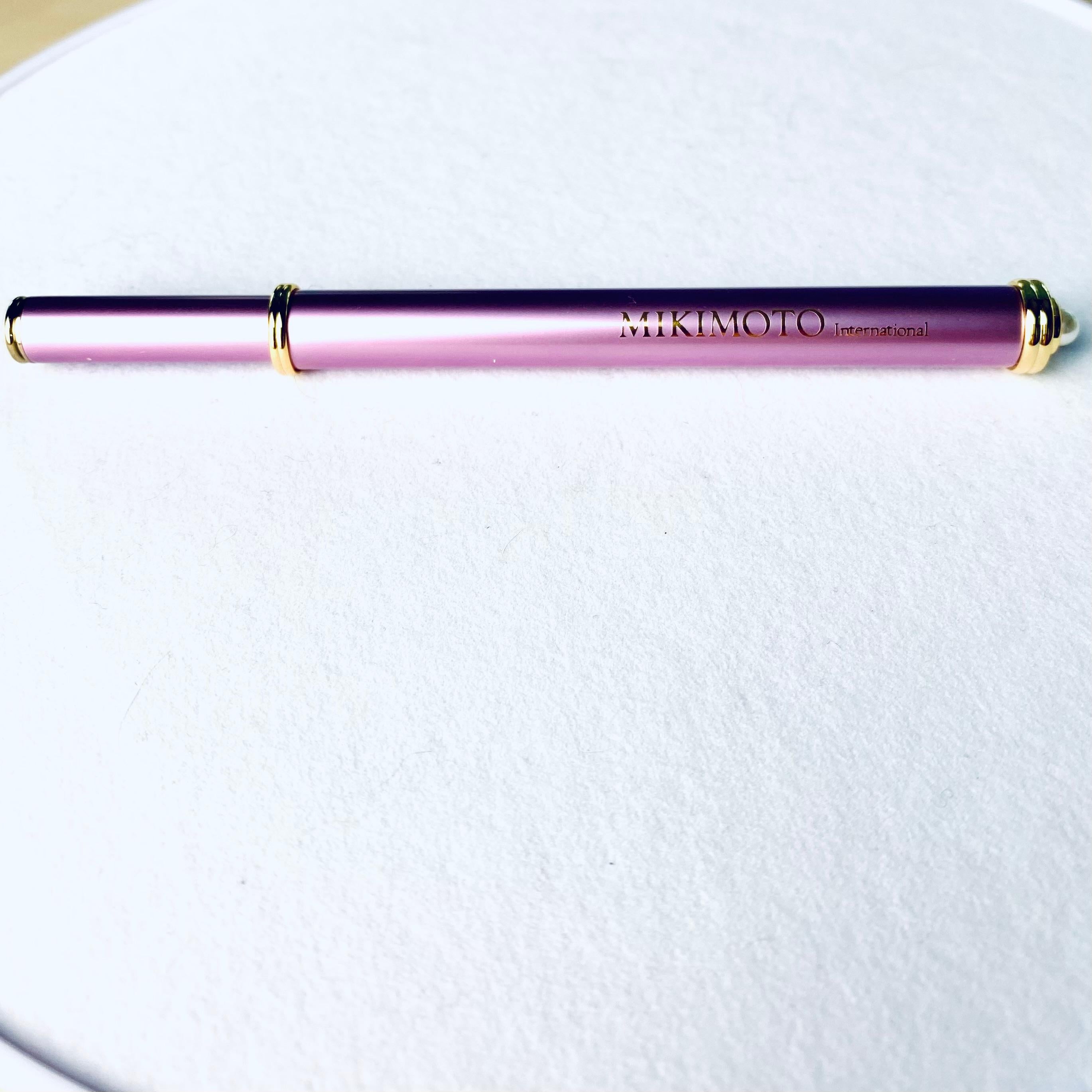 Taille cabochon Mikimoto Vintage Purple Color Pearl Writing Stylo à bille de 4,75 pouces  en vente
