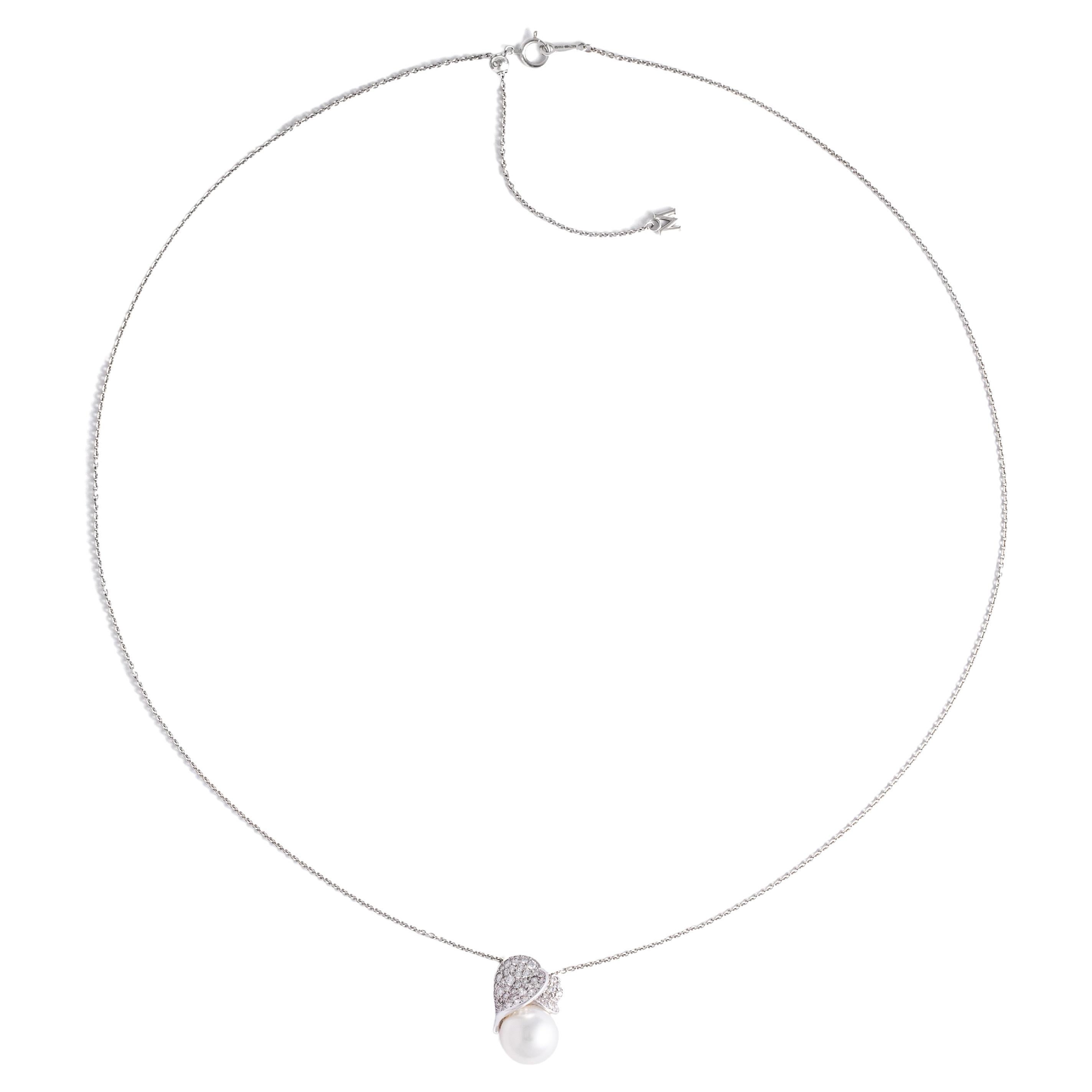 Pendentif en or blanc Mikimoto 18K avec perles de culture des mers du Sud
Pendentif en perles de culture blanches des mers du Sud : 11,50 x 12 mm. 
Diamant : 0,70 carat.
Signée Mikimoto et numérotée.
Boîte et certificat d'origine.
Vers 2021.
Poids