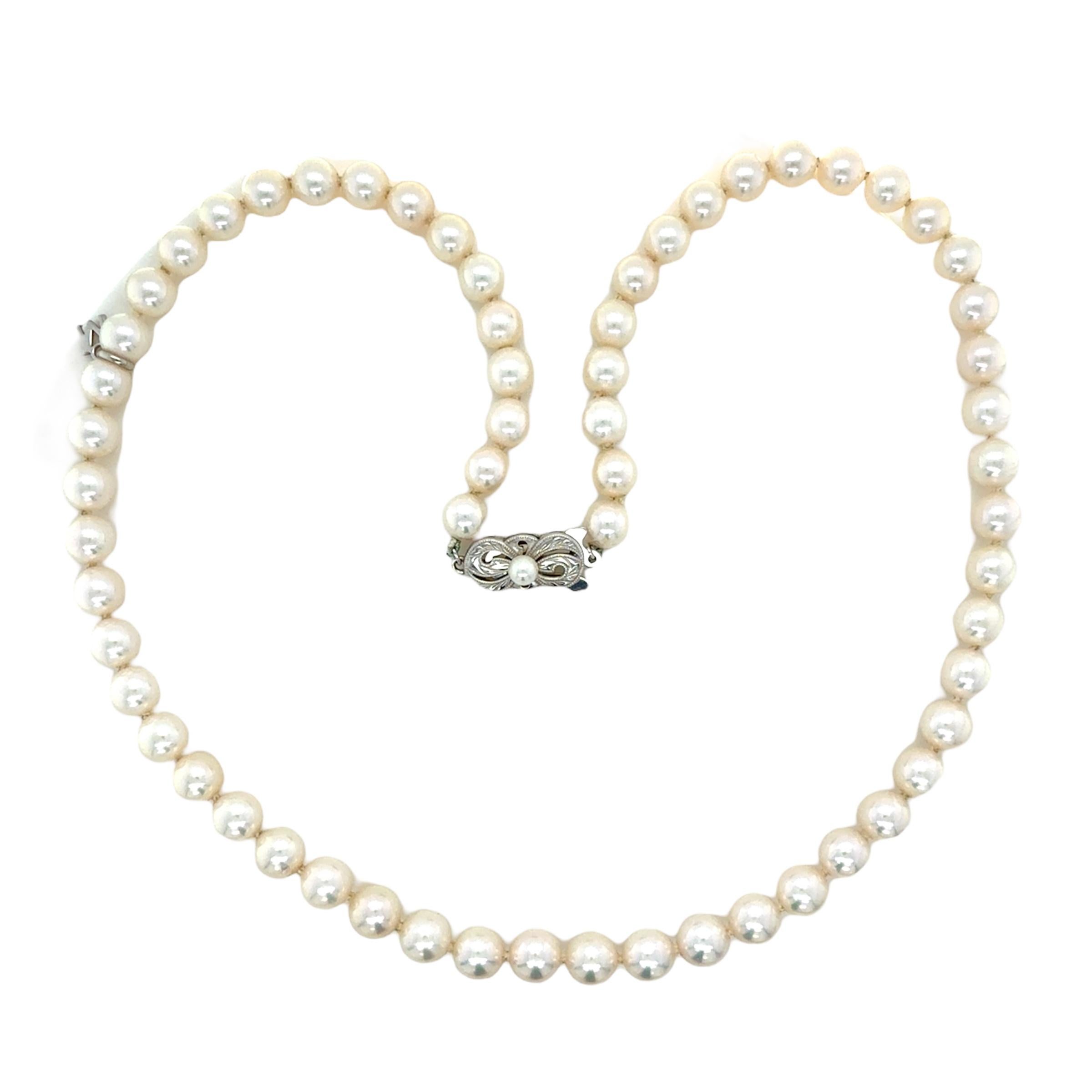 Una classica collana di perle e orecchini di perle abbinati, firmati dal famoso Mikimoto. Le perle sono leggermente graduate e sono infilate a nodo, misurano circa 6,80-6,50 mm di diametro e le borchie misurano circa 6,60 mm di diametro. Un