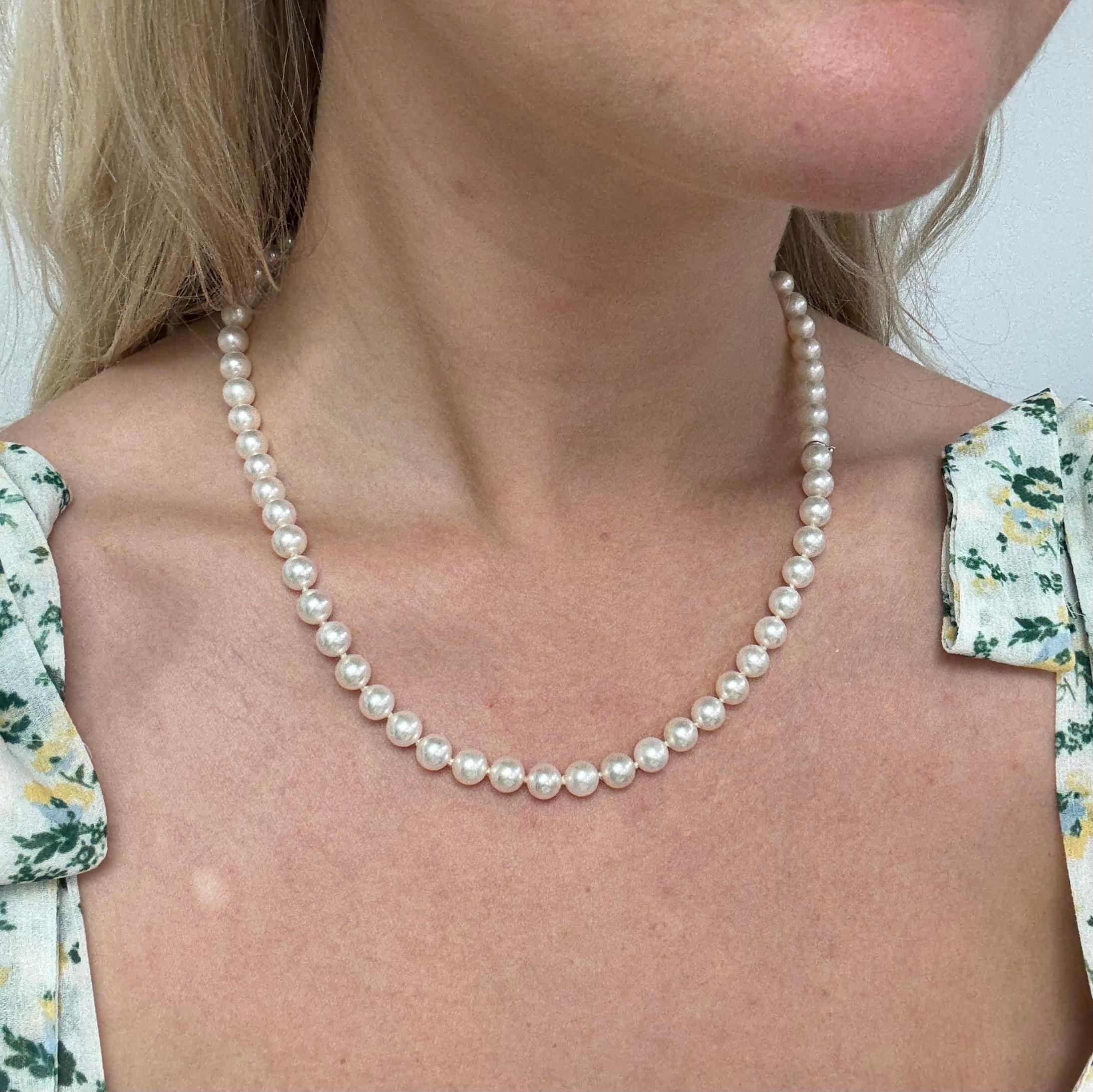 Contemporaneo Mikimoto, Collana e orecchini in oro bianco e perle coltivate in vendita
