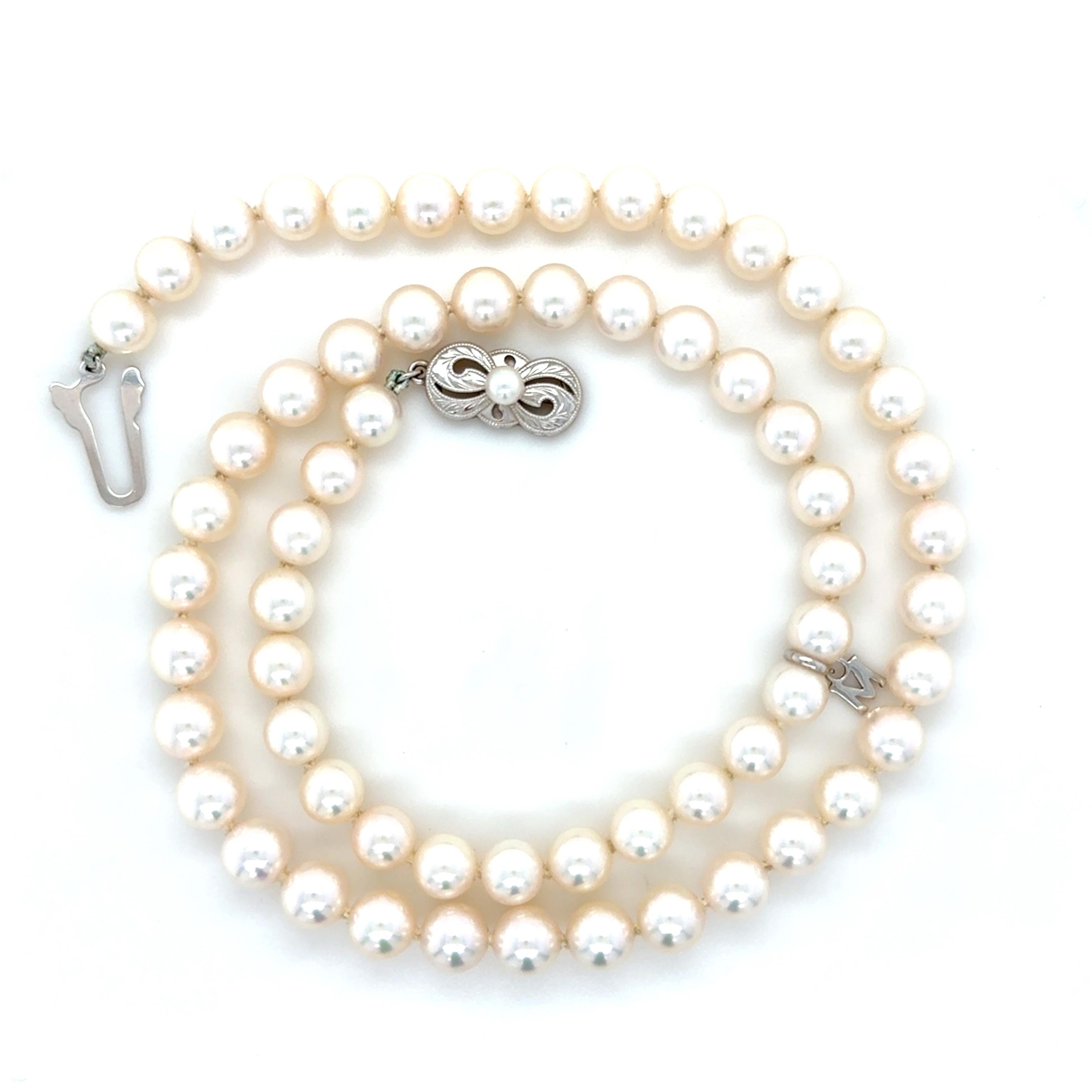 Mikimoto, Collana e orecchini in oro bianco e perle coltivate In condizioni ottime in vendita a Chicago, IL