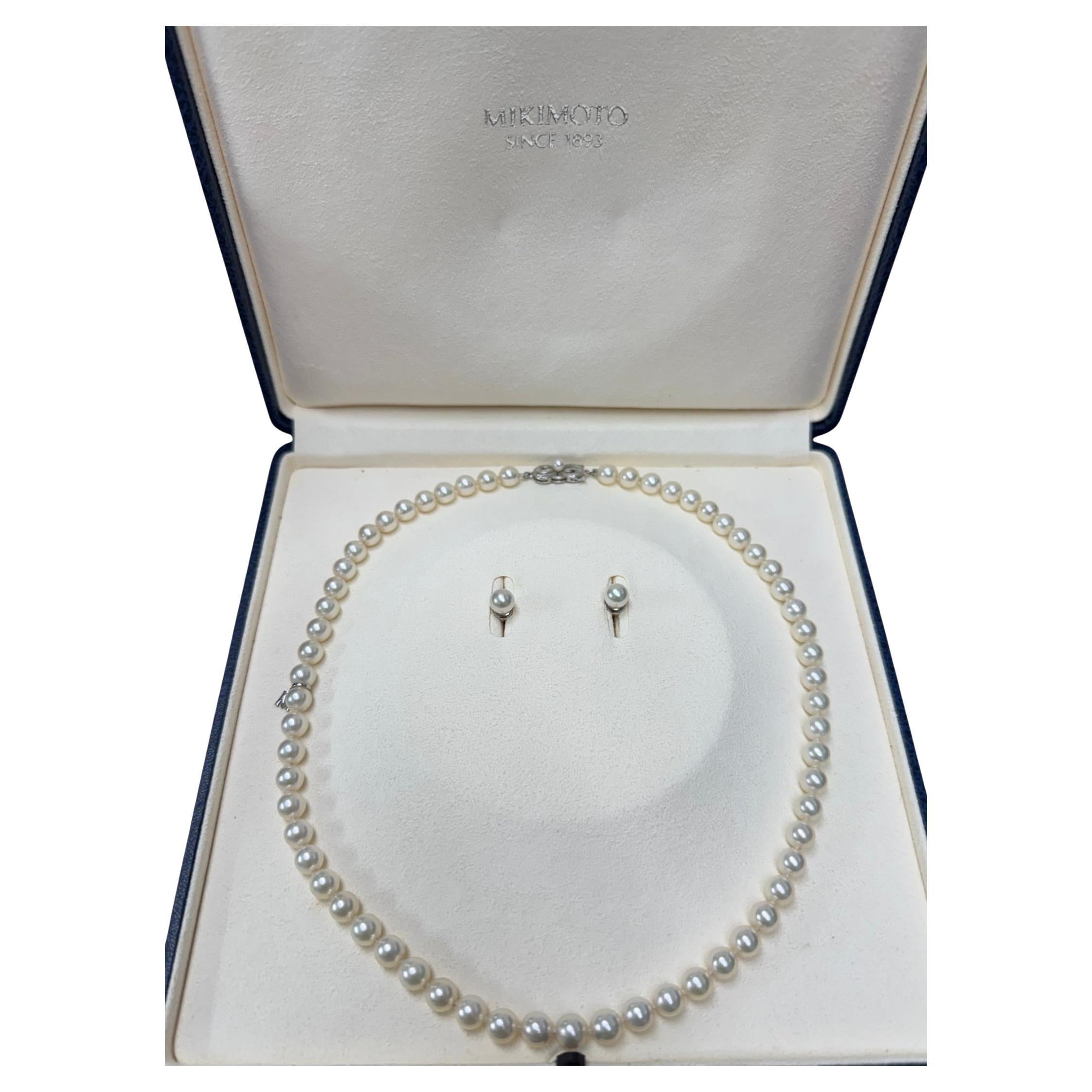 Mikimoto, Collana e orecchini in oro bianco e perle coltivate in vendita