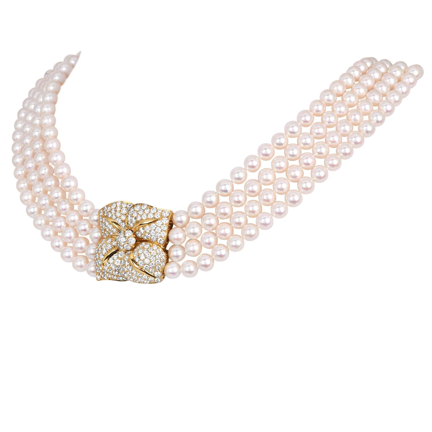 Ce magnifique collier Mikimoto présente quatre rangs de perles d'Akoya lustrées de 6 mm de large, d'une teinte rosée crémeuse, enfilées sur des brins de soie pour un look élégant et intemporel.

La pièce maîtresse de ce collier est un superbe