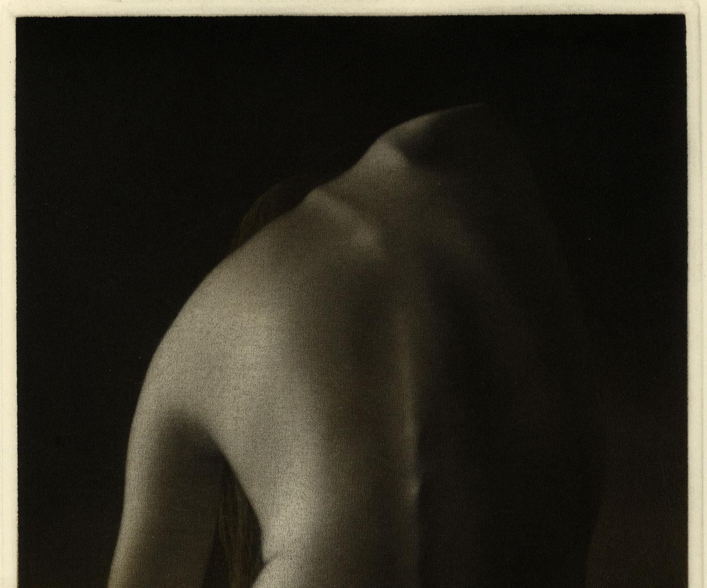 Dos III (A young nude woman seen from the back) - Print by Mikio Watanabe