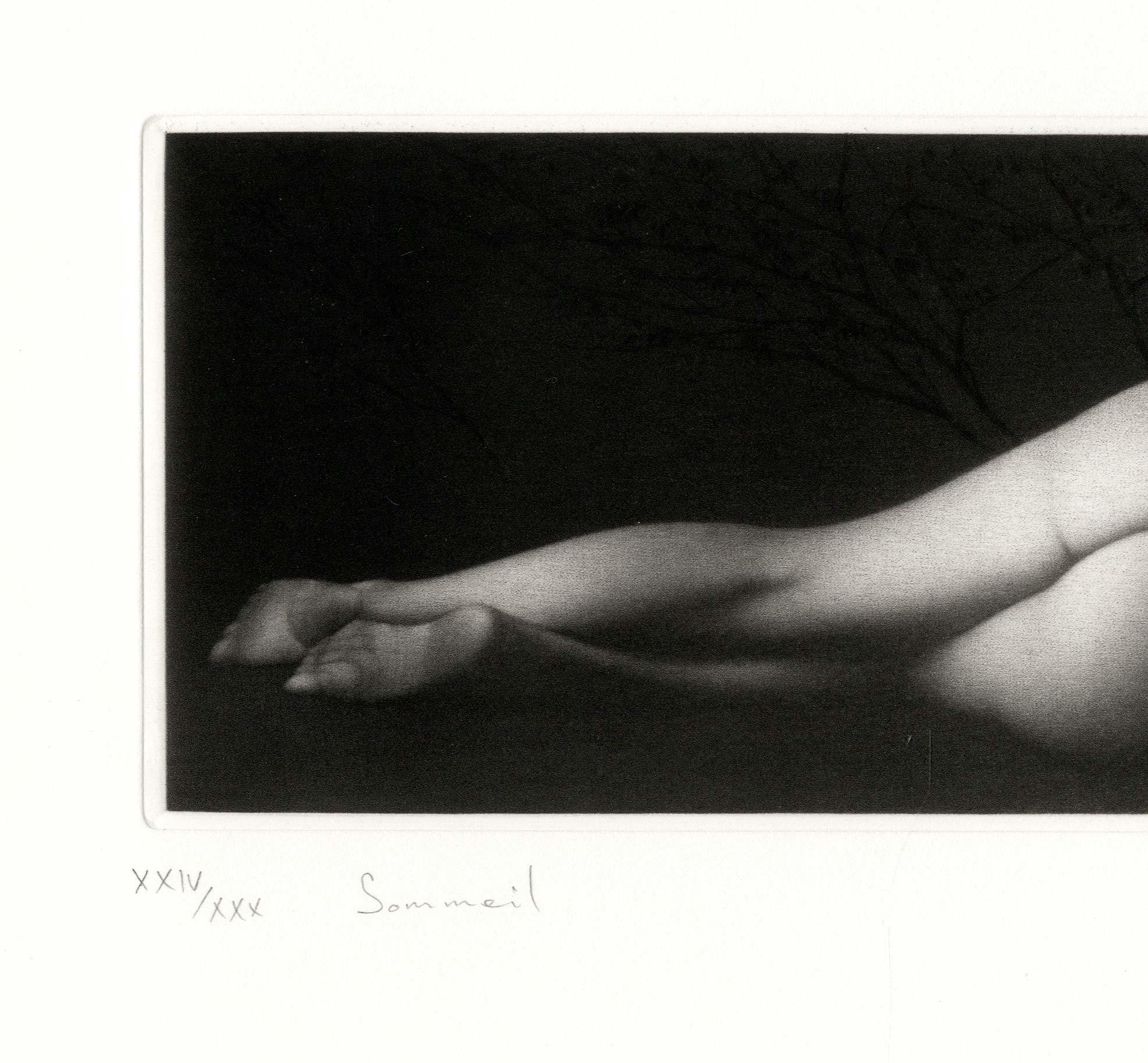 Sommeil (une femme nue sensuelle couchée à ses côtés) - Print de Mikio Watanabe