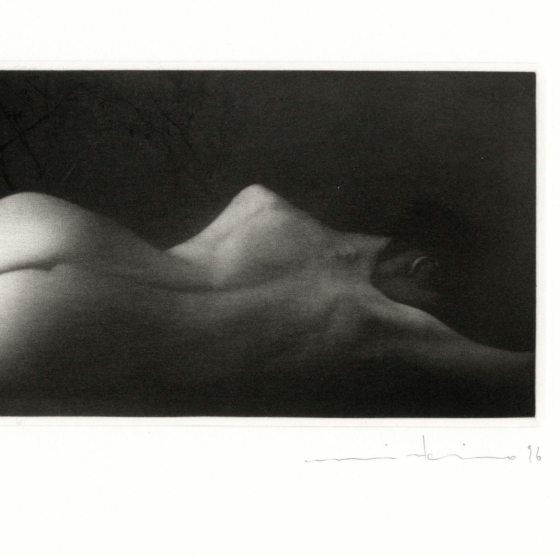 Sommeil (une femme nue sensuelle couchée à ses côtés) - Contemporain Print par Mikio Watanabe