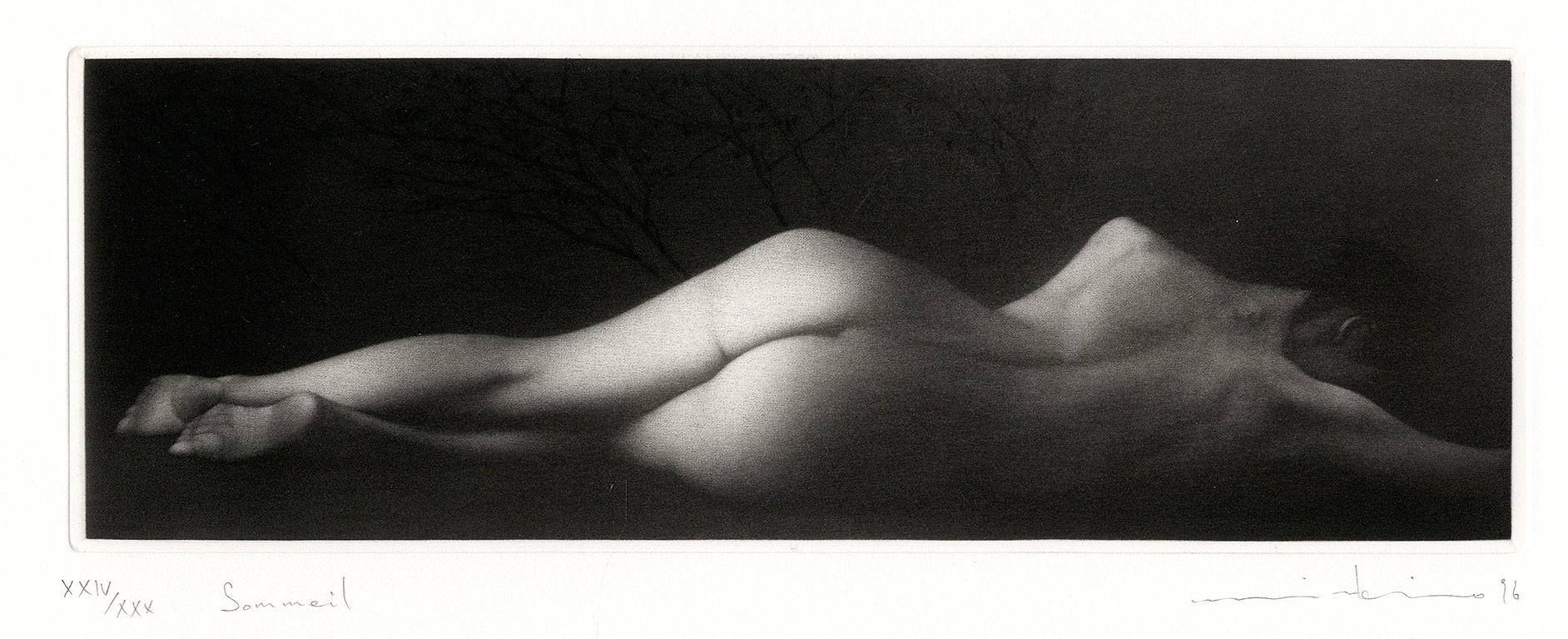 Sommeil (une femme nue sensuelle couchée à ses côtés) - Noir Nude Print par Mikio Watanabe