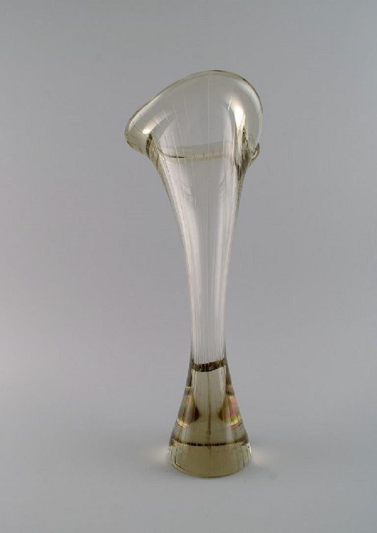 Mikko Helander pour Humppila Lasi. 
Grand vase de forme organique en verre d'art soufflé à la bouche. 
Design finlandais, années 1960.
Mesures : 38 x 14,5 cm.
En parfait état.
