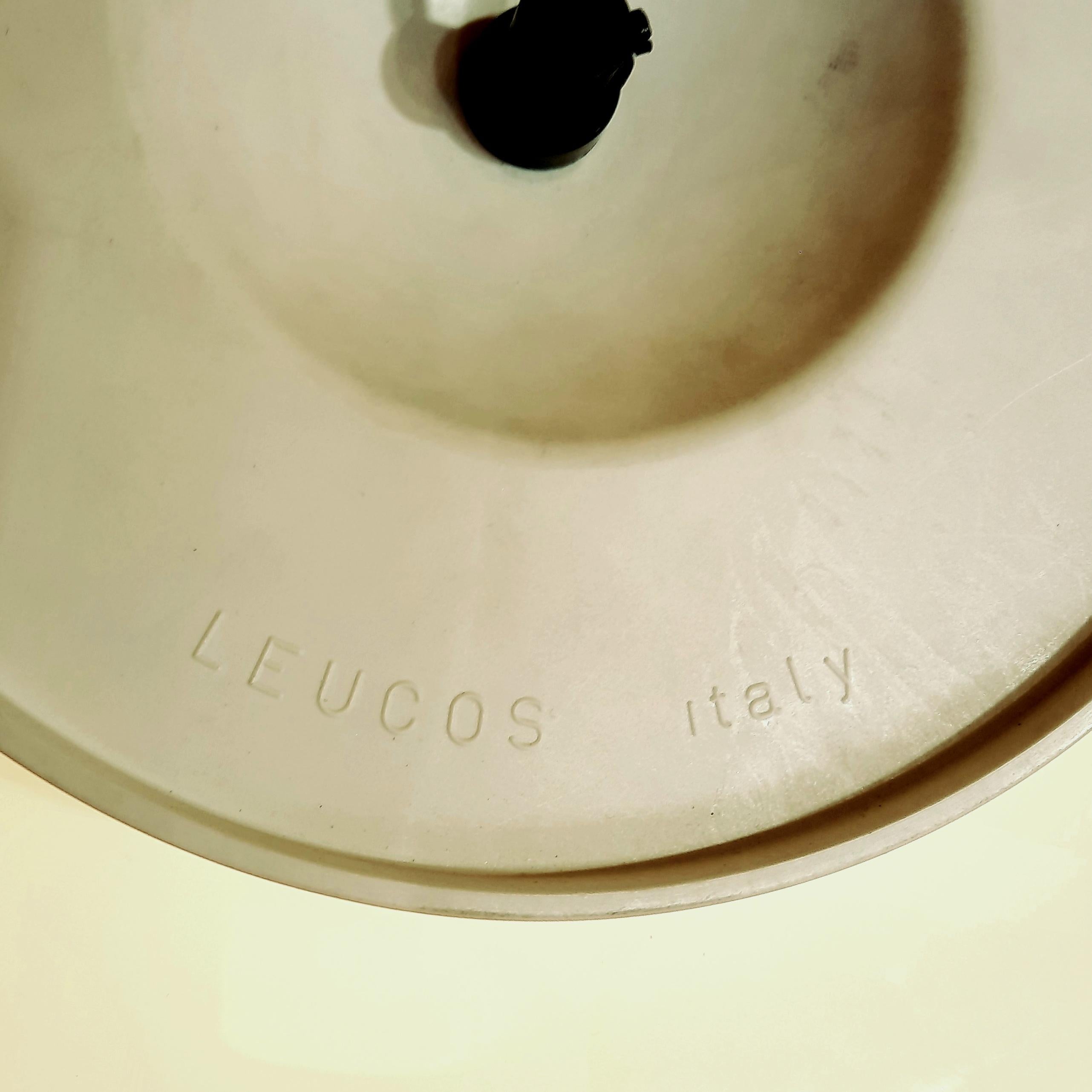 Renato Toso est un concepteur de lumière italien influent qui a apporté des contributions significatives au monde de la conception d'éclairage. Il a collaboré avec la célèbre société d'éclairage Leucos, entre autres cabinets de design de premier