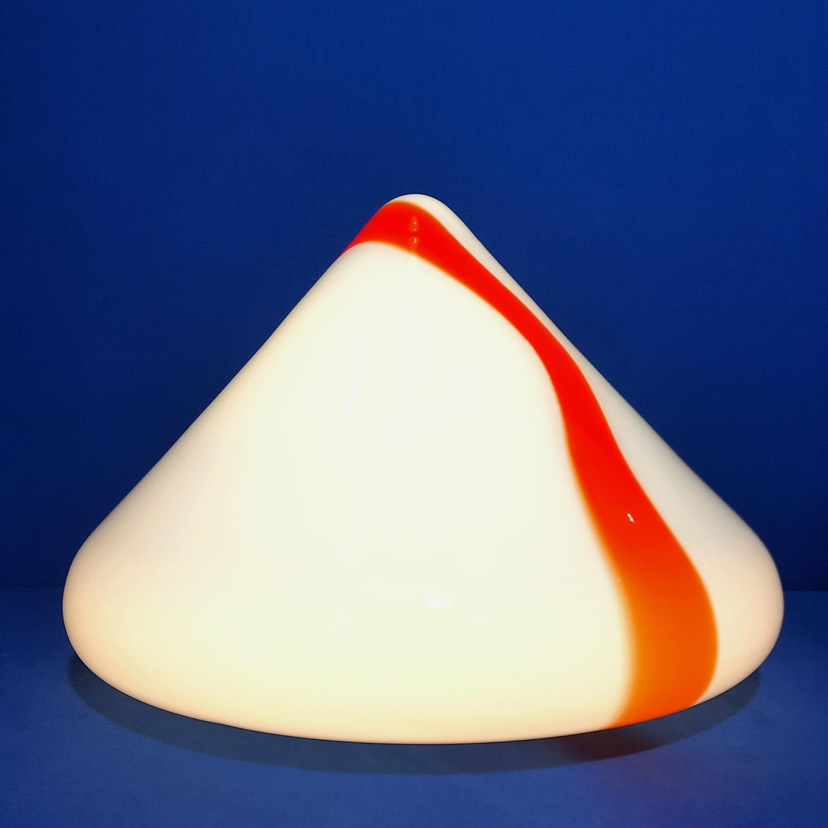 Renato Toso est un concepteur de lumière italien influent qui a apporté des contributions significatives au monde de la conception d'éclairage. Il a collaboré avec la célèbre société d'éclairage Leucos, entre autres cabinets de design de premier